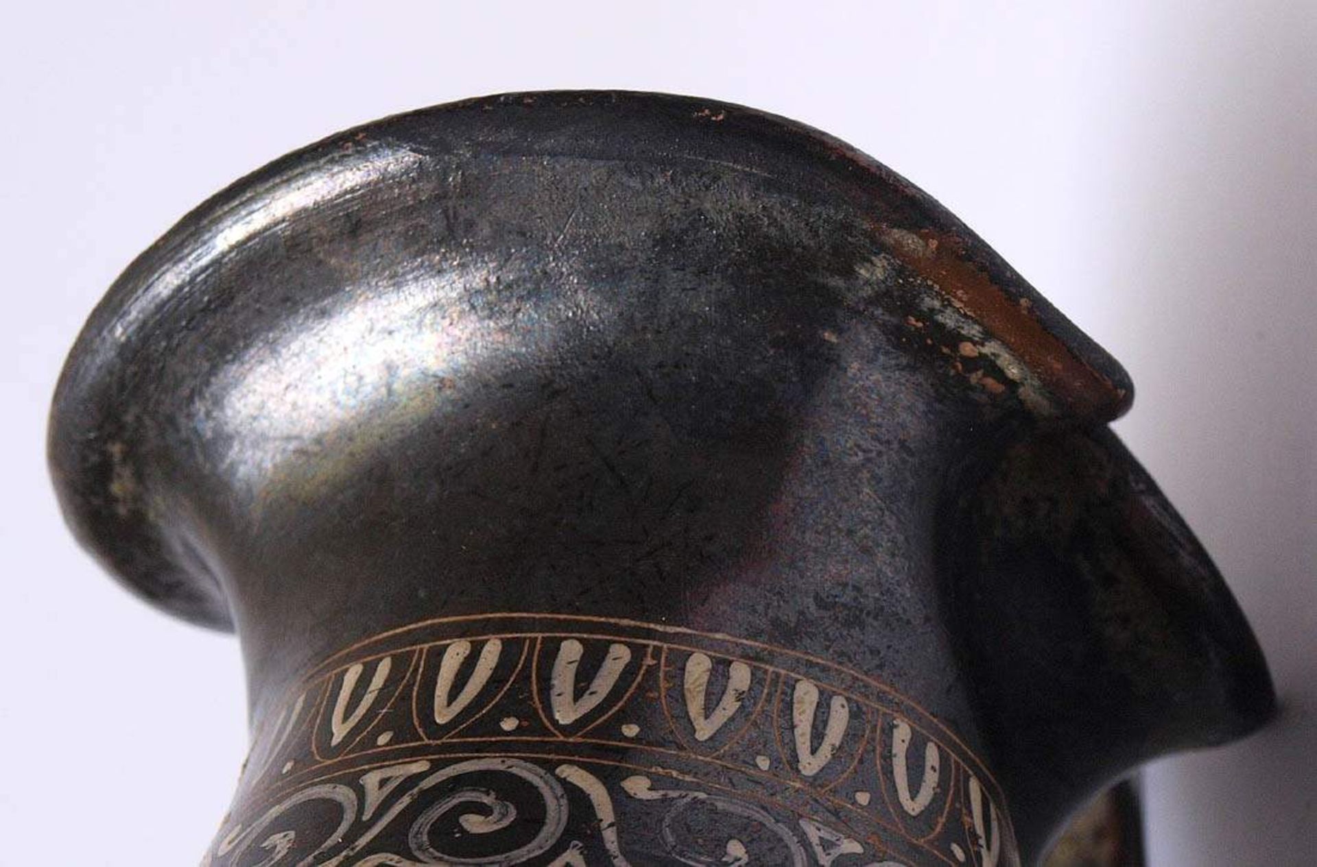 Apulische Oinochoe, wohl 4.Jhdt. v.Chr.Schwarzgrundige Weinkanne mit metallischem Schimmer im - Bild 17 aus 19