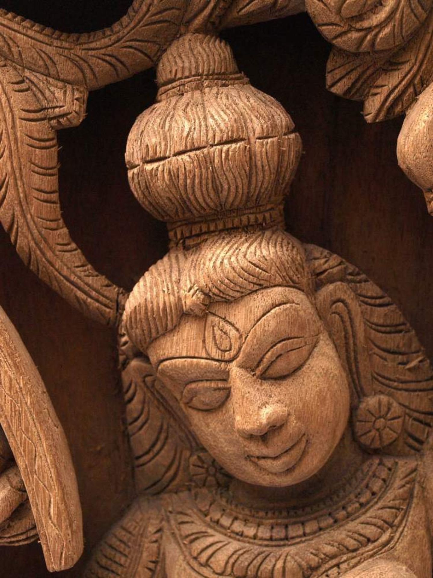 Stele, Indien, 18./19.Jhdt.Tanzende Göttin, darüber Sinha Vyahas. Geschnitztes Holz. 65x34,5x9,5cm. - Bild 3 aus 4