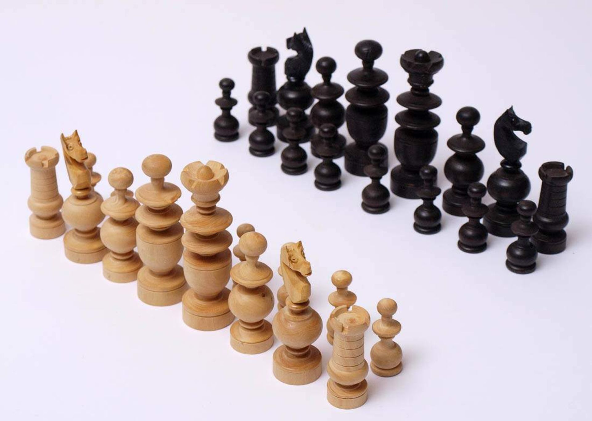 Satz Schachfiguren, 19.Jhdt.Holz, gedrechselt. H. des Königs ca. 7,8cm.