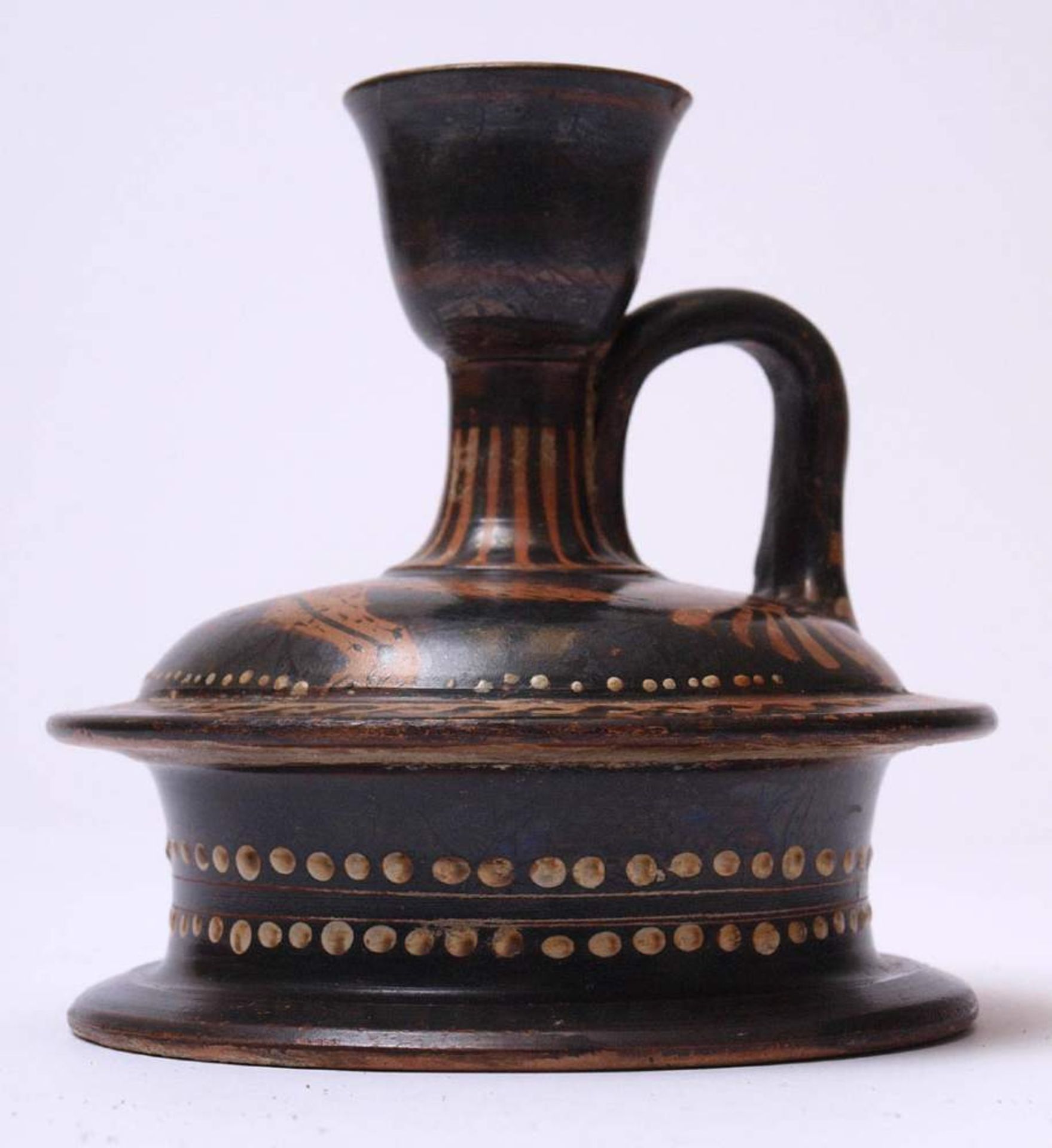 Apulische Epichysis, wohl 4.Jhdt. v.Chr.Schwarzgrundige Vase im Gnathia-Stil. Auf gewölbter - Bild 10 aus 10