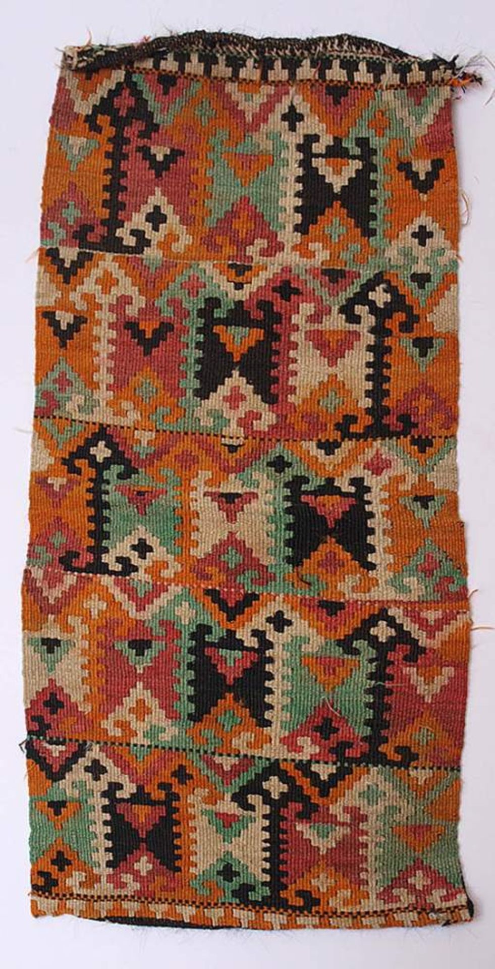 Kelimtasche, um 1900Aufgetrennt. Stiltypische, geometrische Motivik.