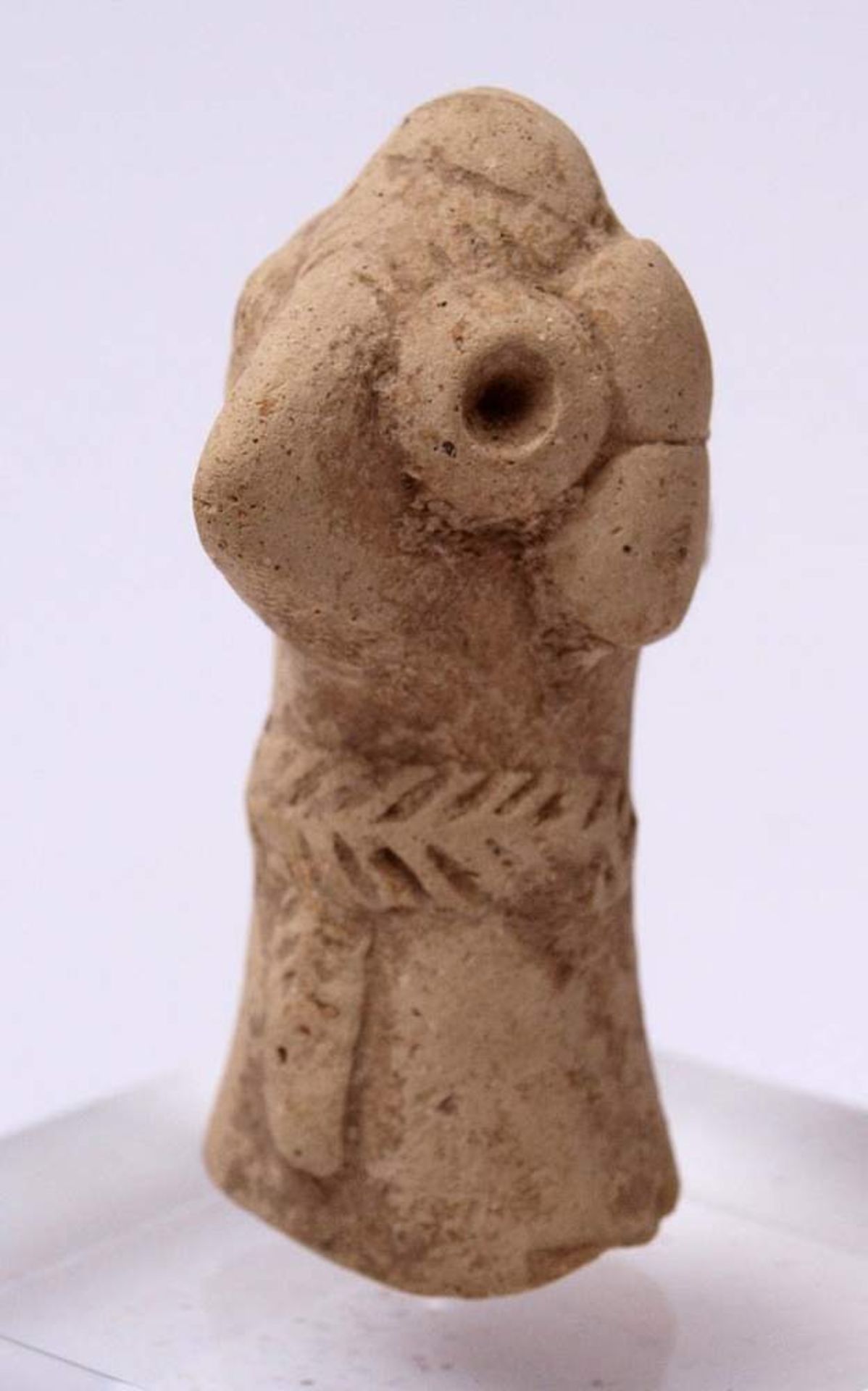 Syro-hethitisches Idol mit Hund, wohl frühes 2. Jahrtausend v.Chr.Weißer Ton. H.12,5cm bzw. 7x4,6cm. - Bild 3 aus 12