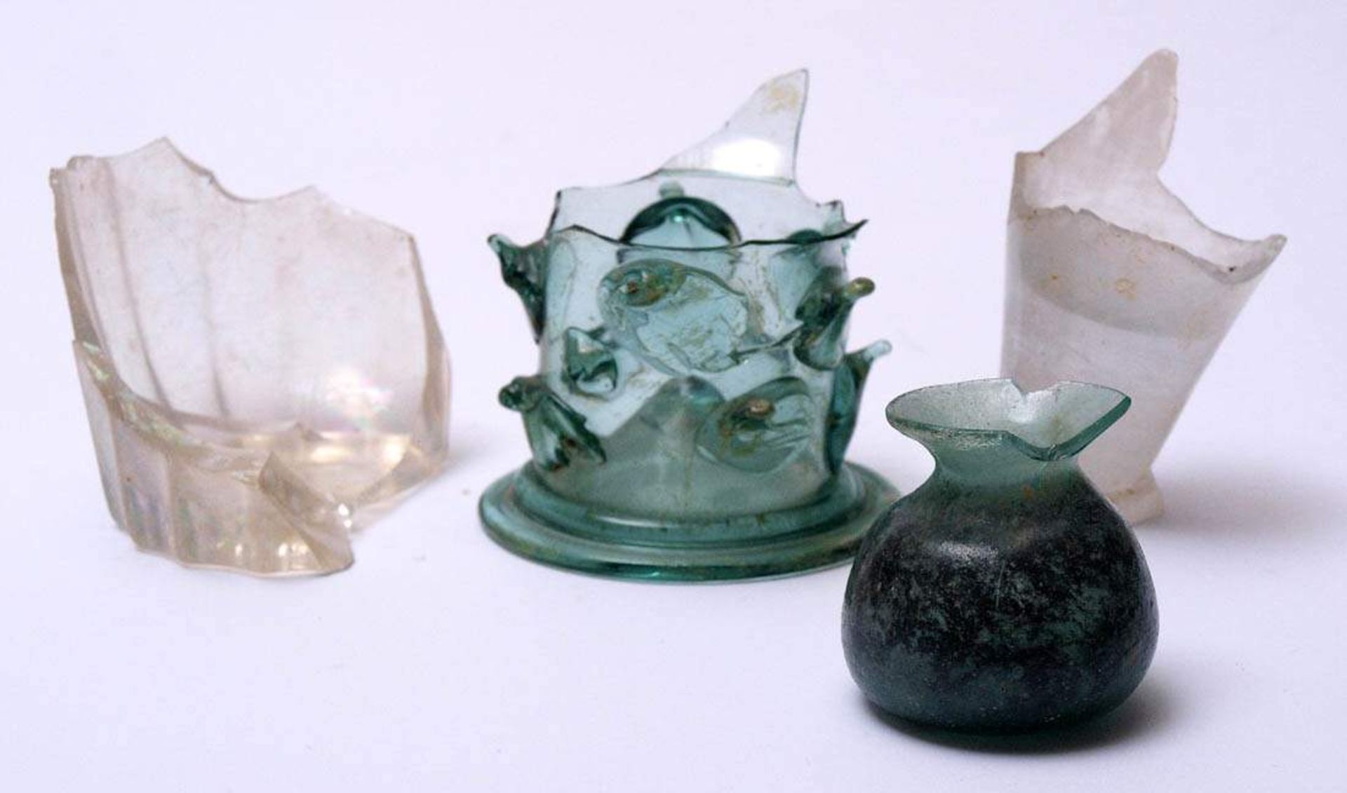Konvolut Ausgrabungsfunde, Freiburg, wohl mittelalterlichVier Glasfragmente aus den Kellern des - Bild 2 aus 2
