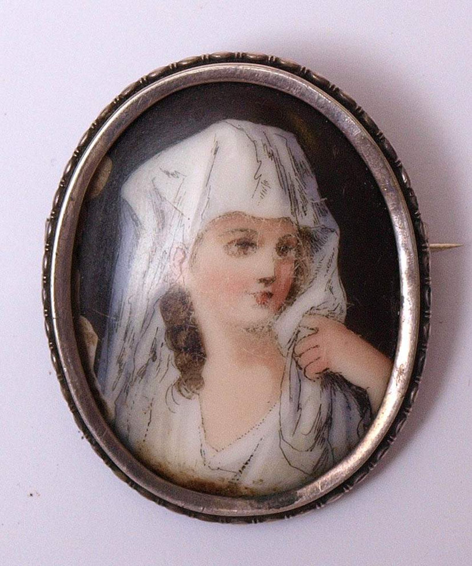 PorzellanminiaturBrustbild einer Schleier tragenden jungen Frau. In reliefierter Silberfassung als