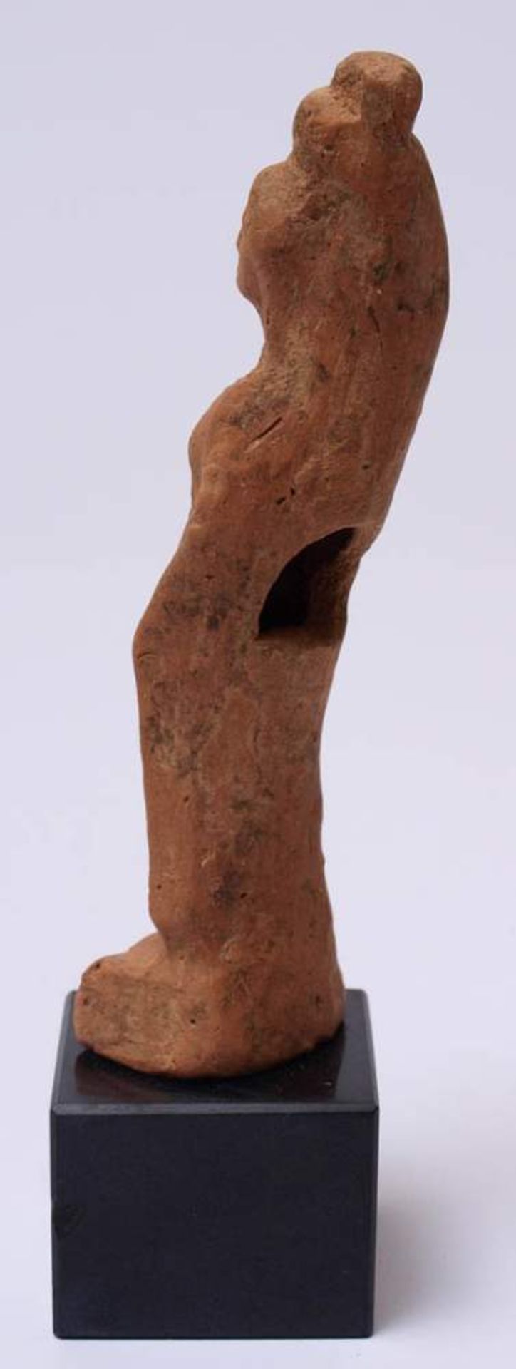 Griechische Hydrophore, wohl 4.Jhdt. v.Chr.Roter Ton, mit rückseitigem Brennloch. H.16cm ohne - Bild 5 aus 5