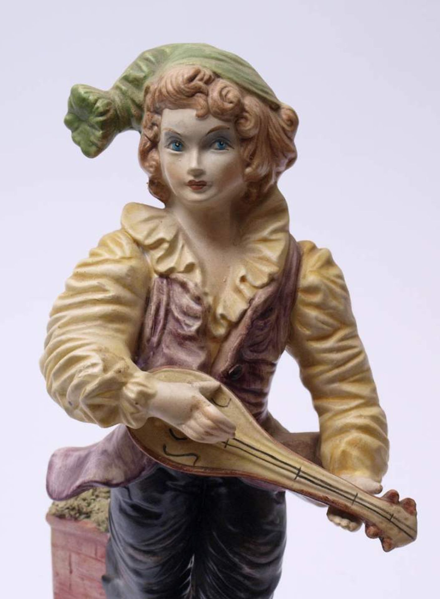 FigurineAuf reliefiertem Sockel Mandoline spielender junger Mann. Polyhcrom bemalt. H.40cm. - Bild 2 aus 4