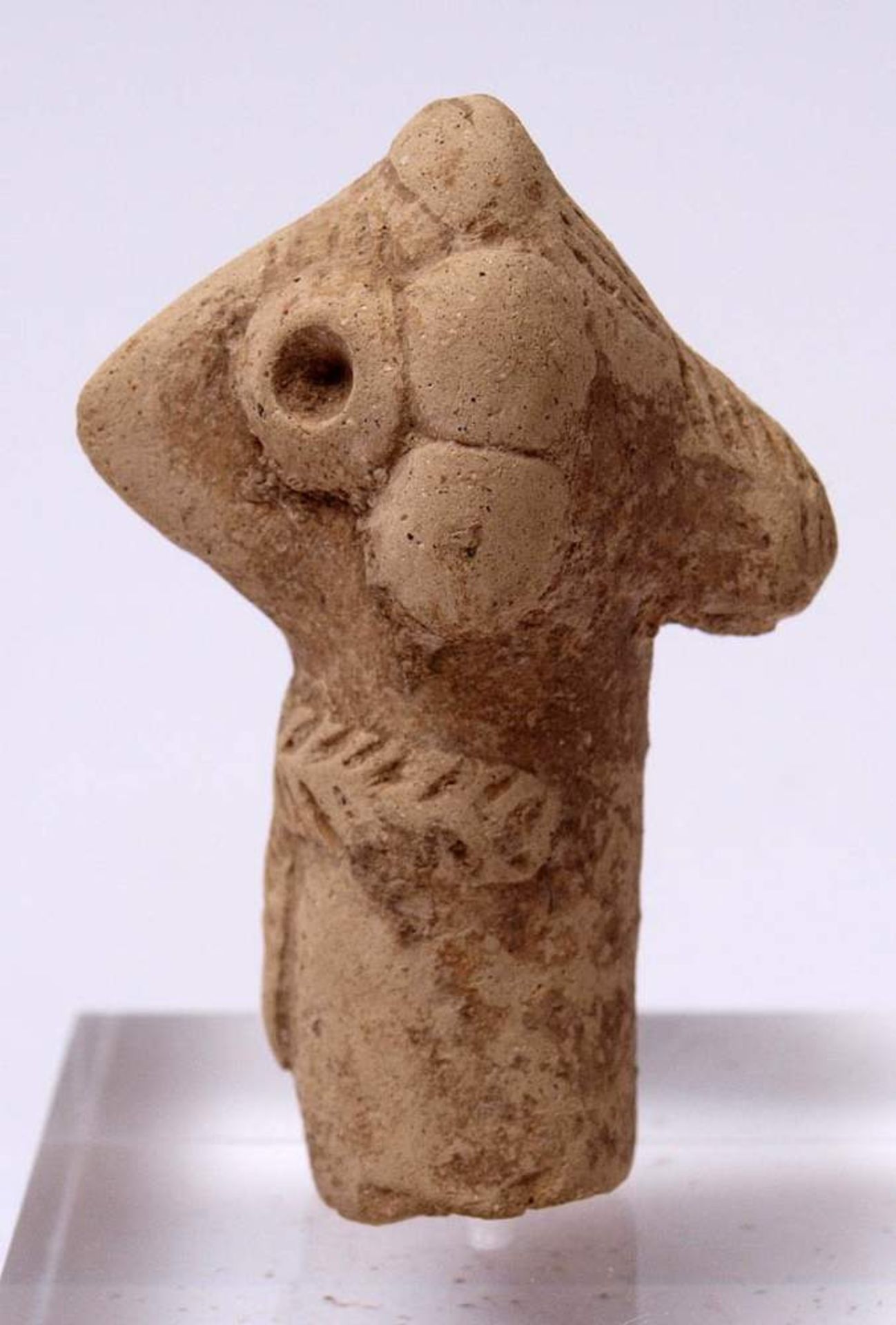 Syro-hethitisches Idol mit Hund, wohl frühes 2. Jahrtausend v.Chr.Weißer Ton. H.12,5cm bzw. 7x4,6cm. - Bild 4 aus 12