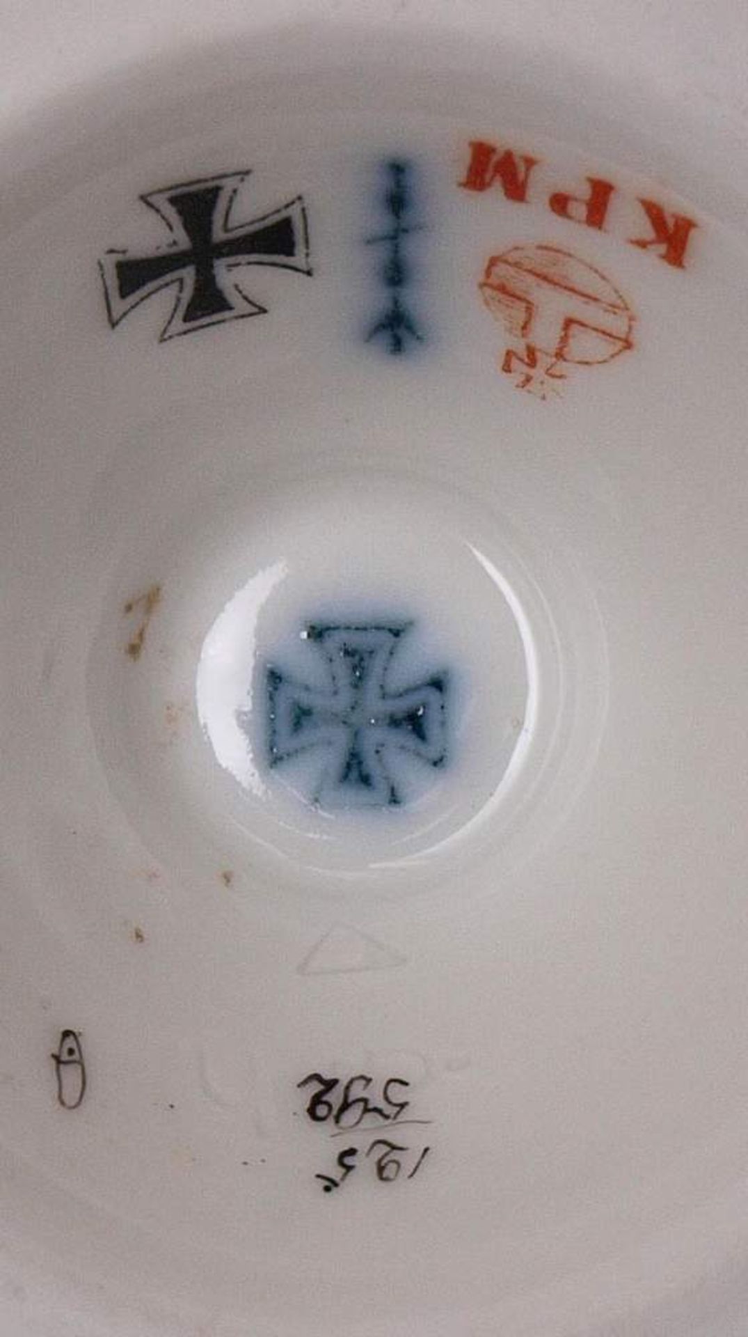 Prunktasse, KPM BerlinFlach gemuldete Untertasse. Eiförmige Tasse mit ausgestelltem Rand und - Bild 5 aus 5