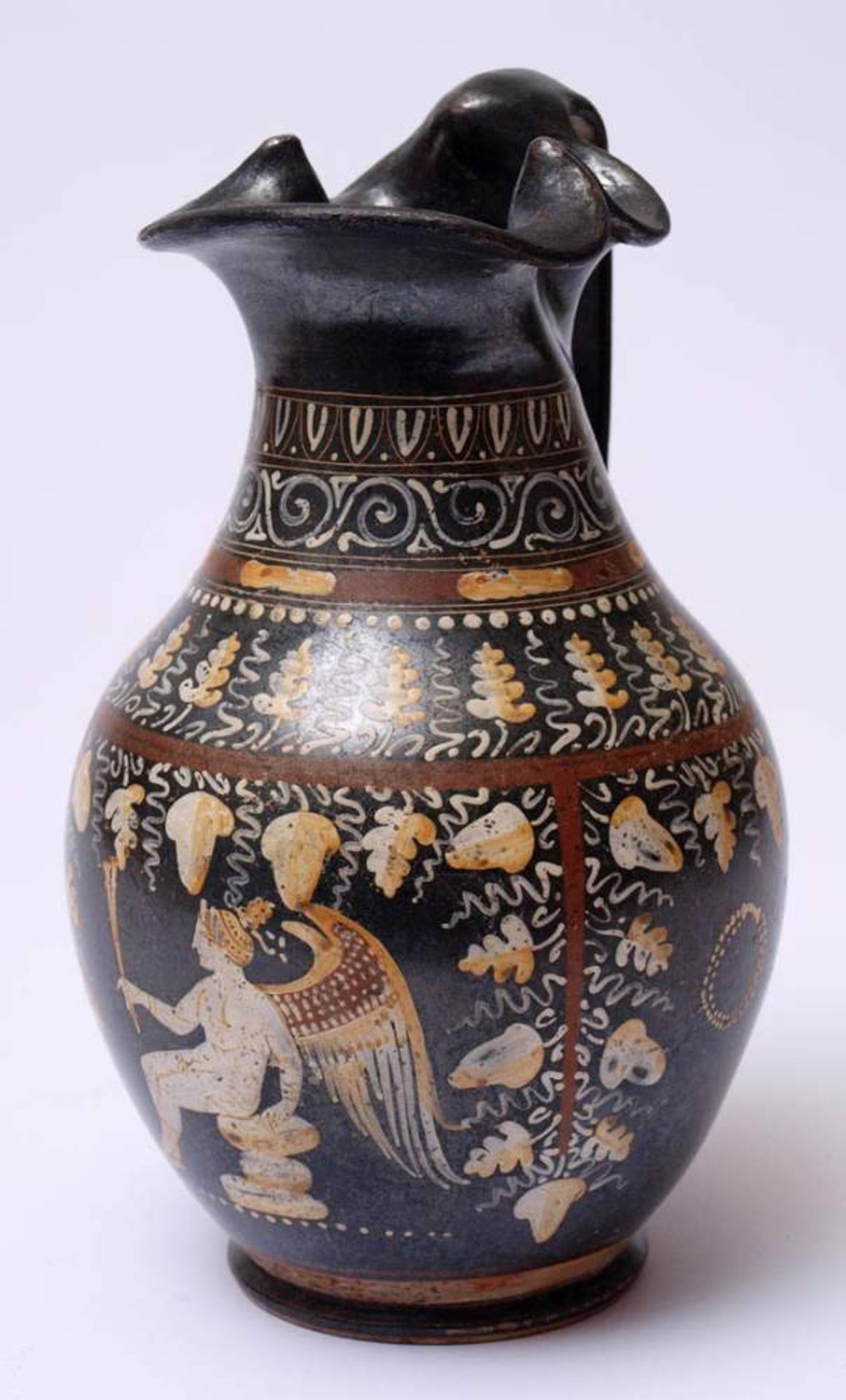 Apulische Oinochoe, wohl 4.Jhdt. v.Chr.Schwarzgrundige Weinkanne mit metallischem Schimmer im - Bild 4 aus 19