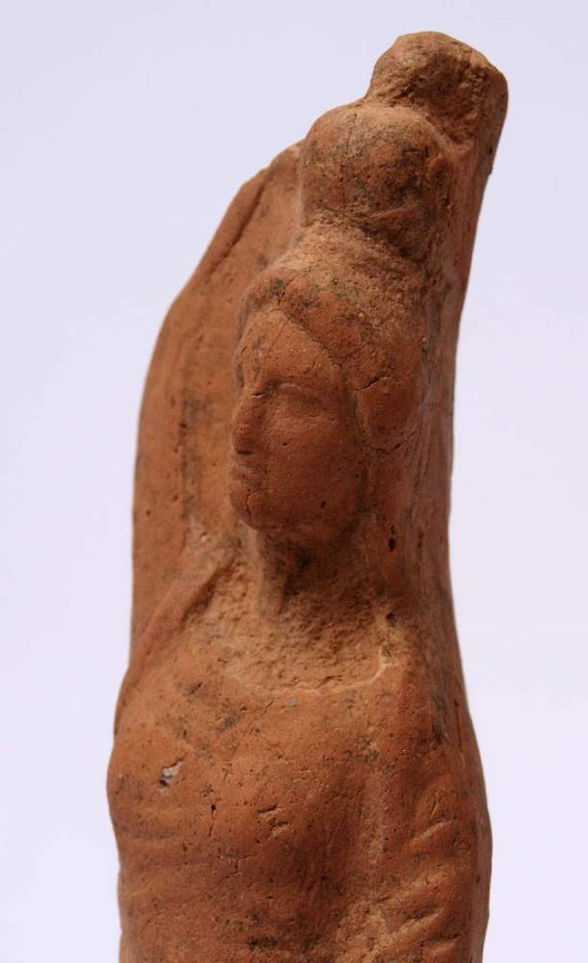 Griechische Hydrophore, wohl 4.Jhdt. v.Chr.Roter Ton, mit rückseitigem Brennloch. H.16cm ohne - Bild 3 aus 5