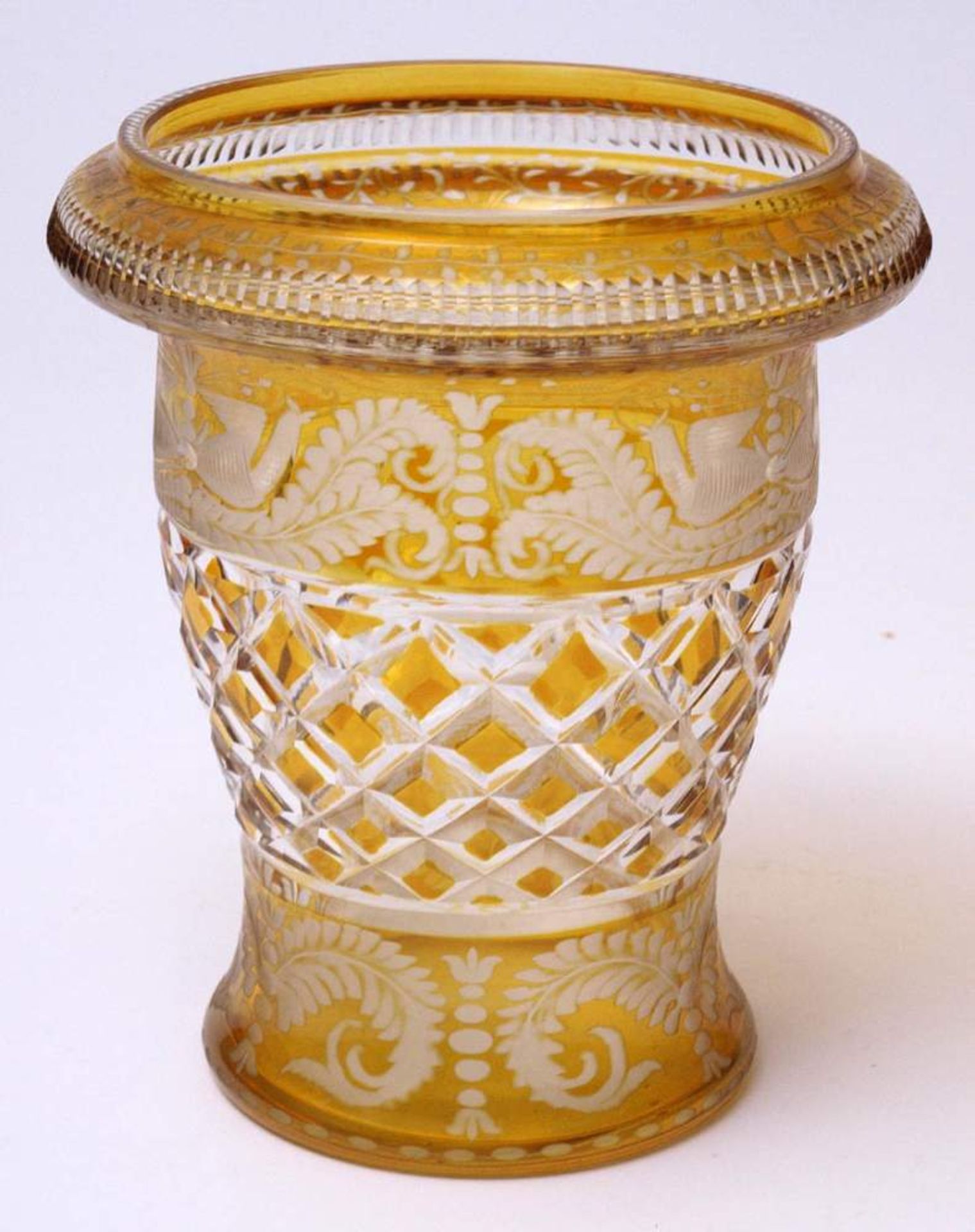 Vase, Böhmen, 19.Jhdt.Gegliederte Balusterform mit nach innen geschlagenem Rand. Klares Kristallglas