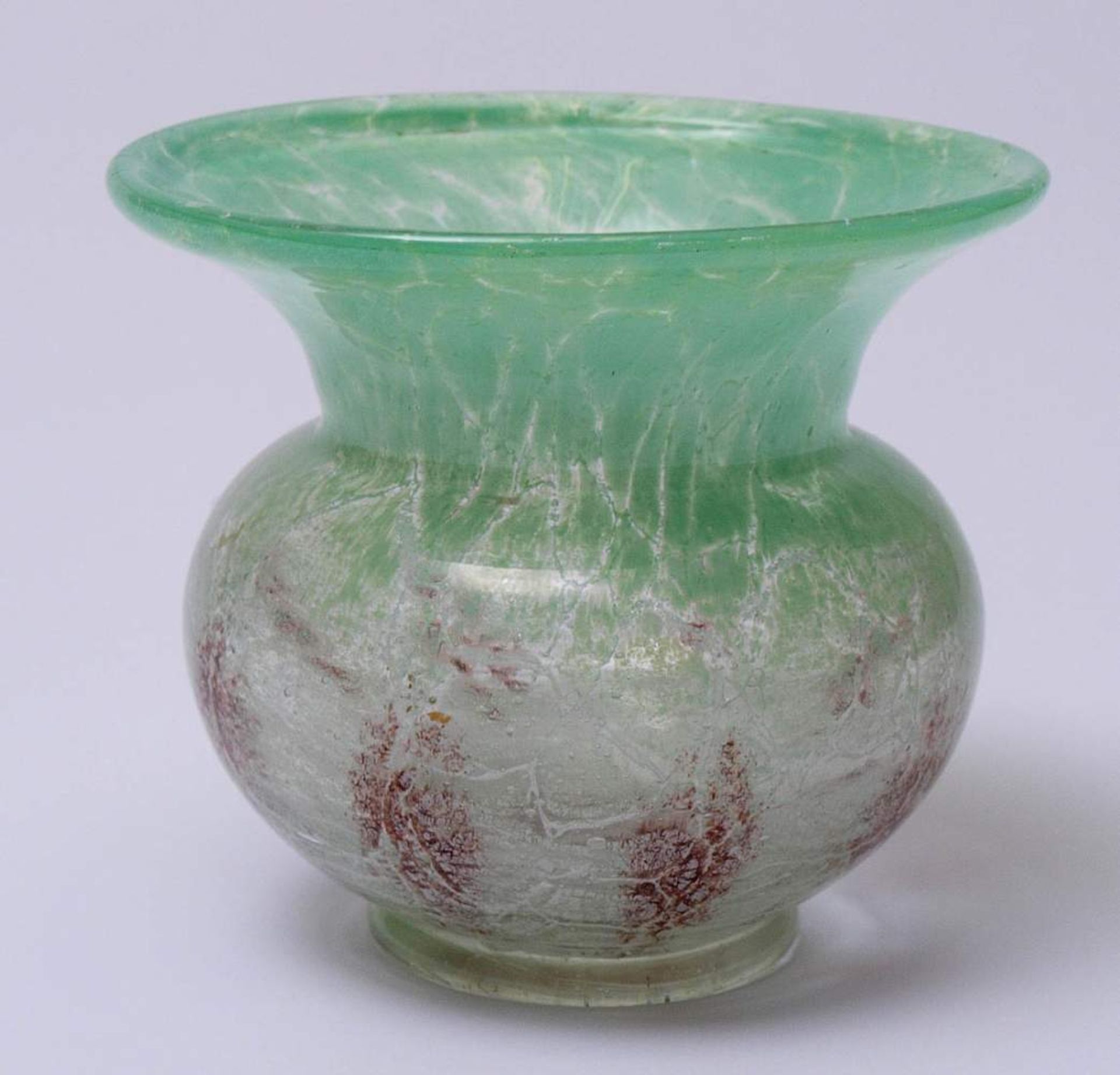 Ikora-Vase, WMFKugeliger Korpus mit ausgestelltem Rand. Grüne Einschmelzungen mit roten Zungen. H.