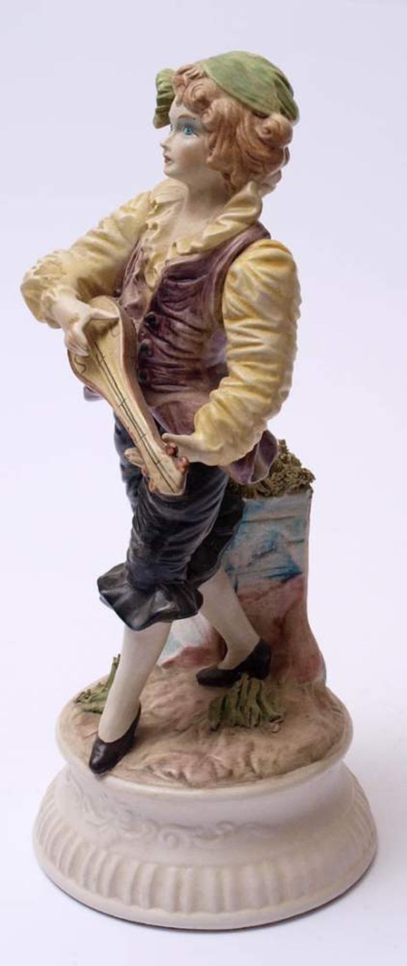 FigurineAuf reliefiertem Sockel Mandoline spielender junger Mann. Polyhcrom bemalt. H.40cm. - Bild 3 aus 4