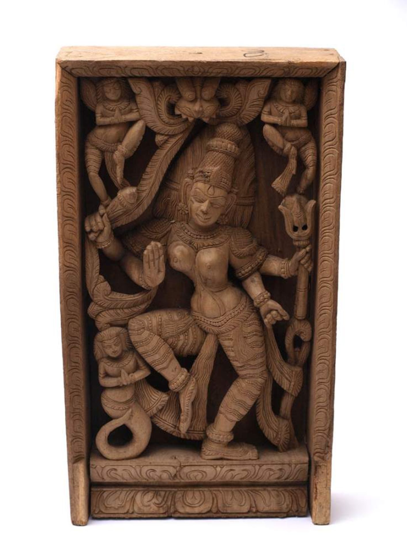 Stele, Indien, 18./19.Jhdt.Tempeltänzerin zwischen Blatt- und Blütenranken. Holz, geschnitzt.