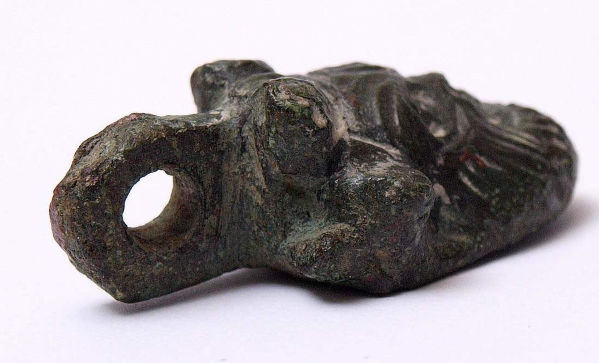 Dionysos-Anhänger, römisch, wohl 1.Jhdt. n.Chr.Bronze, patiniert. Feine Kaltarbeit. H.2,6cm. - Bild 4 aus 5