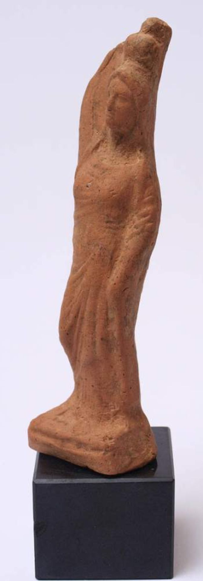 Griechische Hydrophore, wohl 4.Jhdt. v.Chr.Roter Ton, mit rückseitigem Brennloch. H.16cm ohne - Bild 4 aus 5