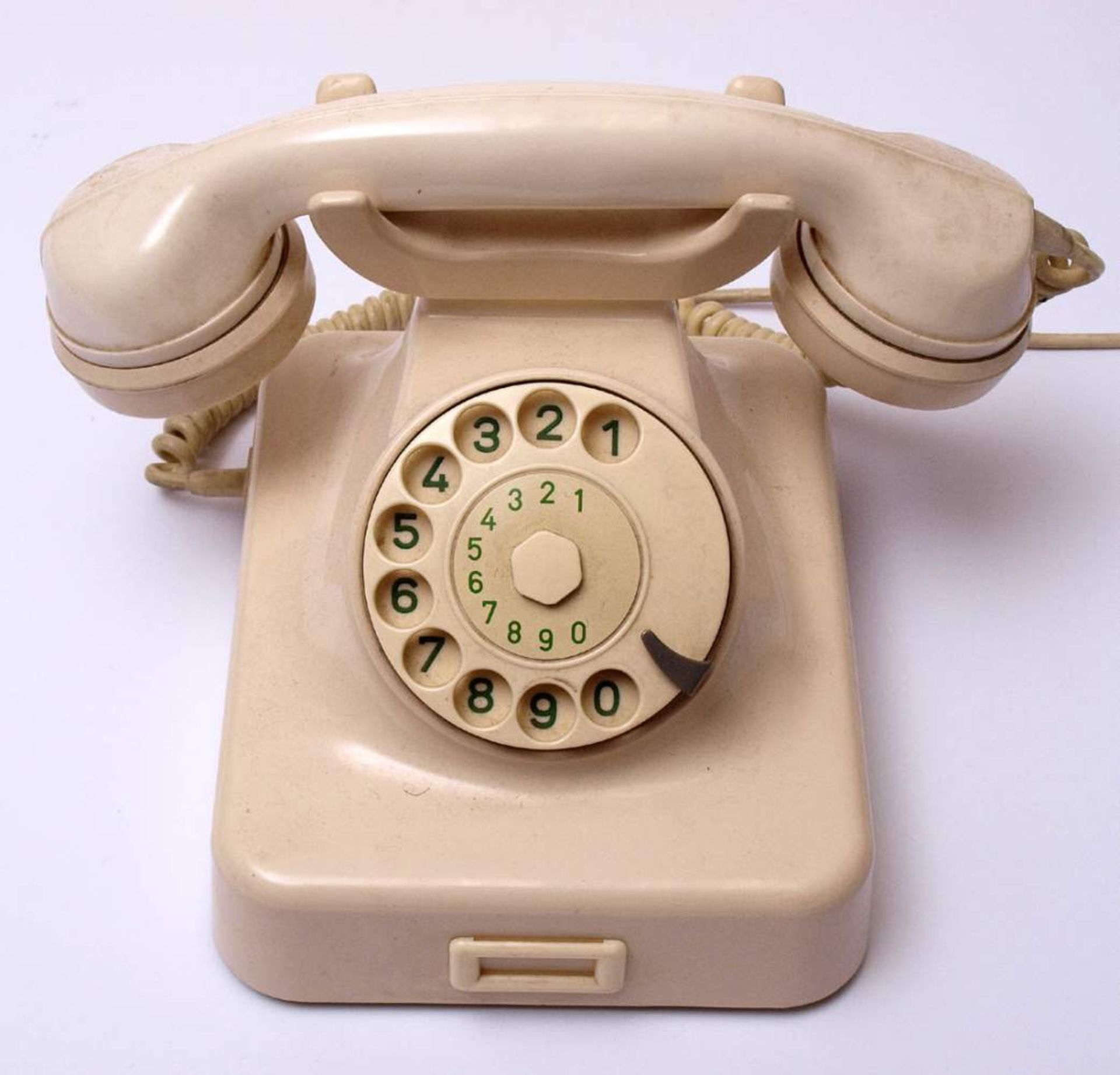 Telefon, 50er JahreWeißes Bakelitgehäuse mit Wählscheibe. Mit Anschlusskabel, als