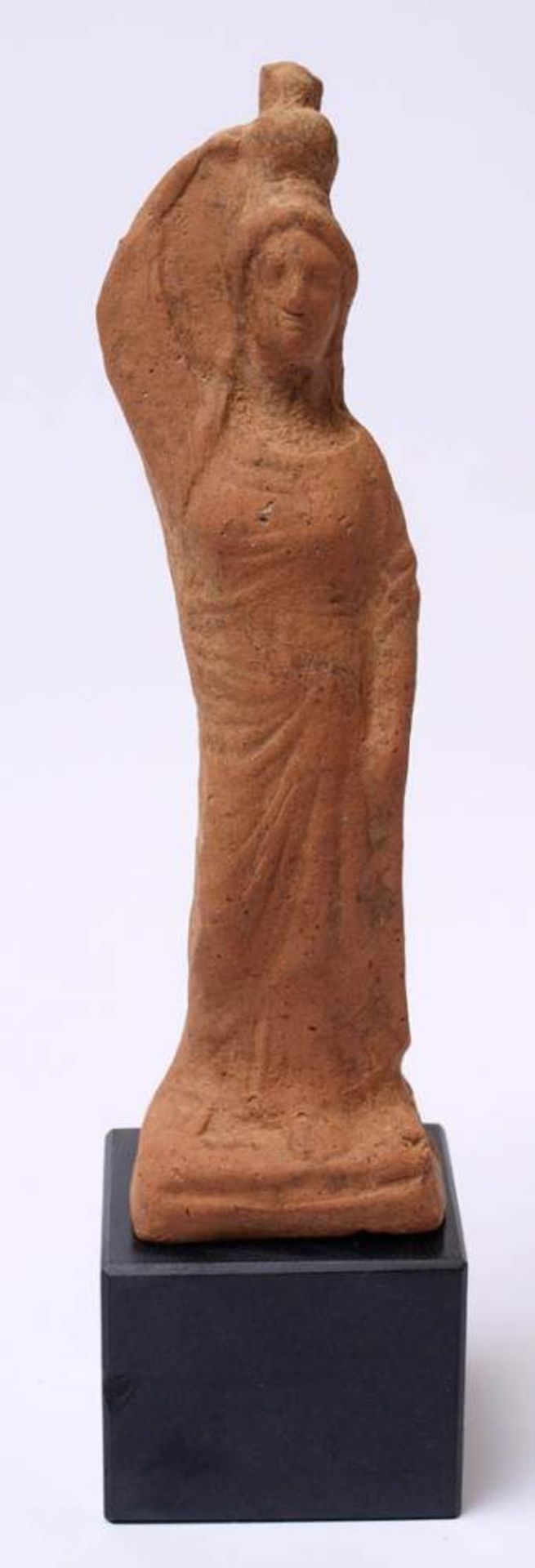 Griechische Hydrophore, wohl 4.Jhdt. v.Chr.Roter Ton, mit rückseitigem Brennloch. H.16cm ohne