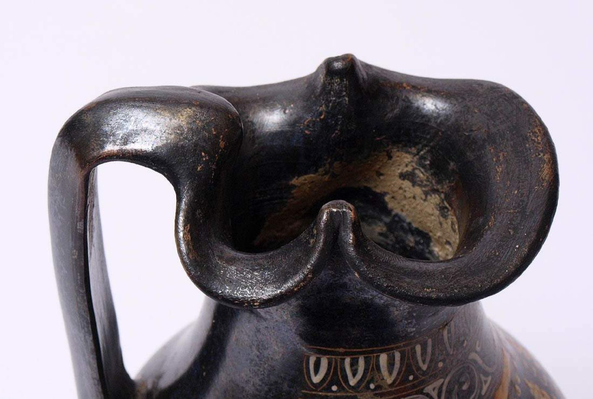 Apulische Oinochoe, wohl 4.Jhdt. v.Chr.Schwarzgrundige Weinkanne mit metallischem Schimmer im - Bild 9 aus 19