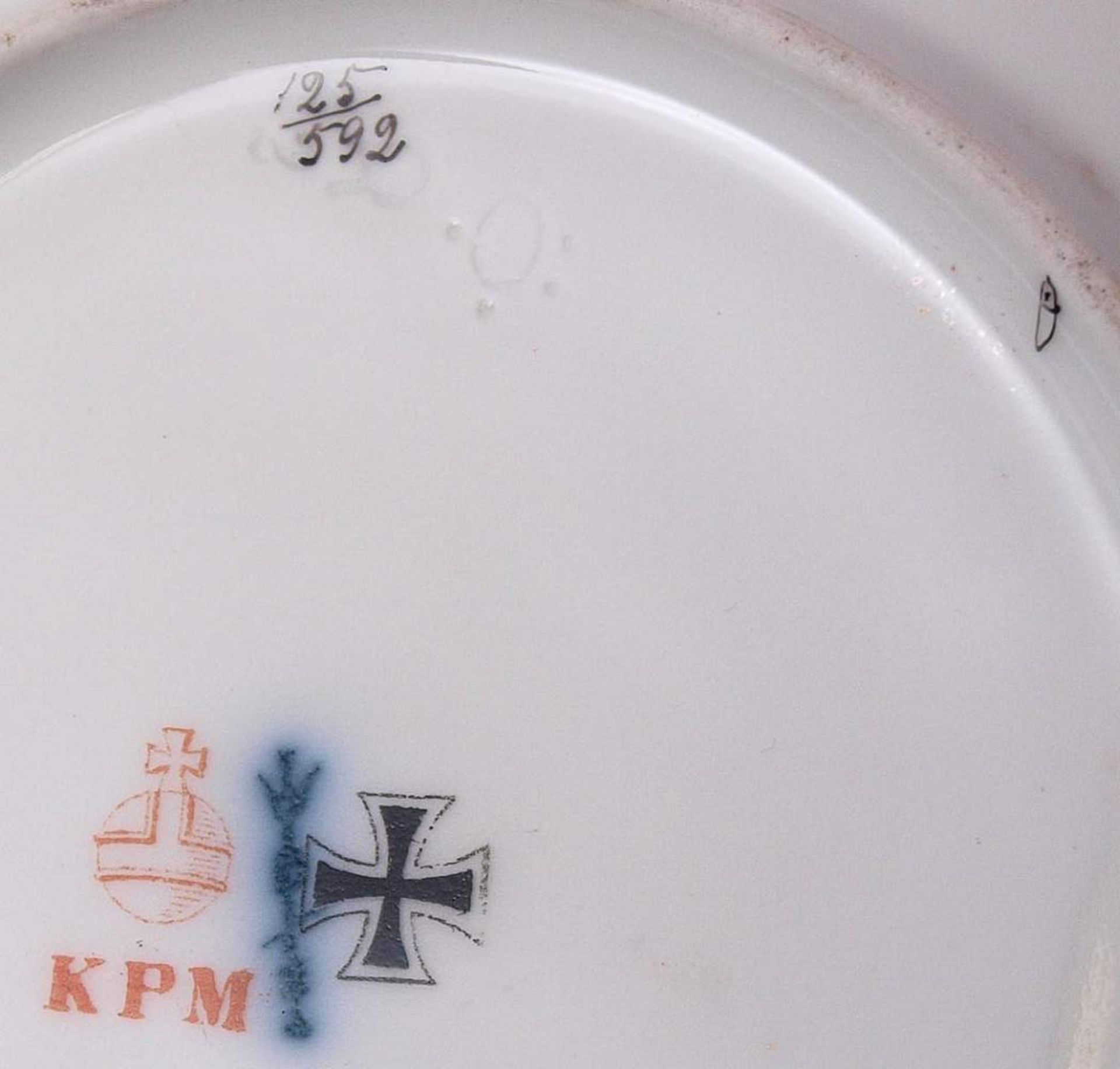 Prunktasse, KPM BerlinFlach gemuldete Untertasse. Eiförmige Tasse mit ausgestelltem Rand und - Bild 4 aus 5