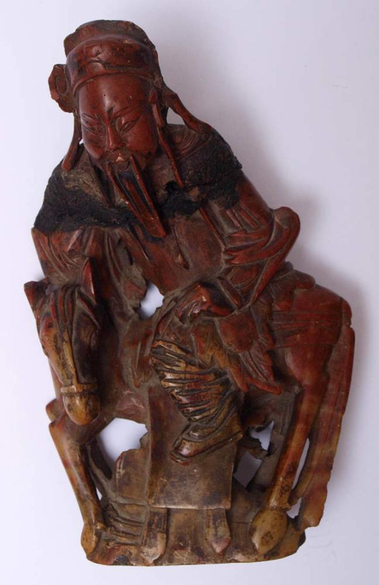 Figurine, China, 19.Jhdt.Vollrund geschnittene Darstellung eines Reiters. Roter Speckstein. H. ca.