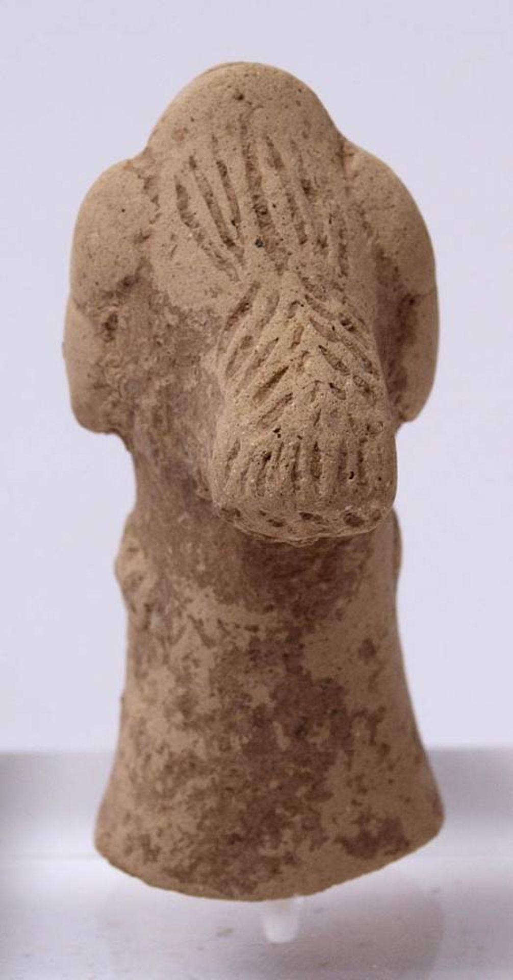 Syro-hethitisches Idol mit Hund, wohl frühes 2. Jahrtausend v.Chr.Weißer Ton. H.12,5cm bzw. 7x4,6cm. - Bild 5 aus 12