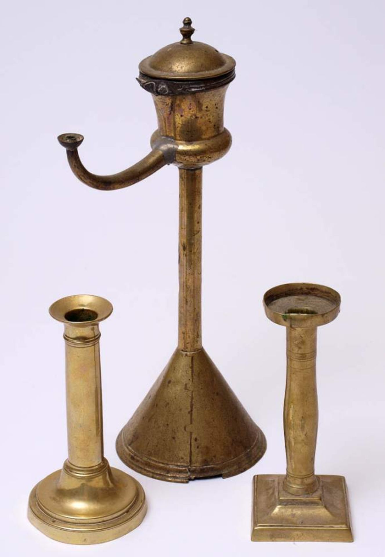 Öllampe, 19.Jhdt.Auf kegelförmigem Standfuß runder Schaft, urnenförmiger Korpus mit geschwungenem