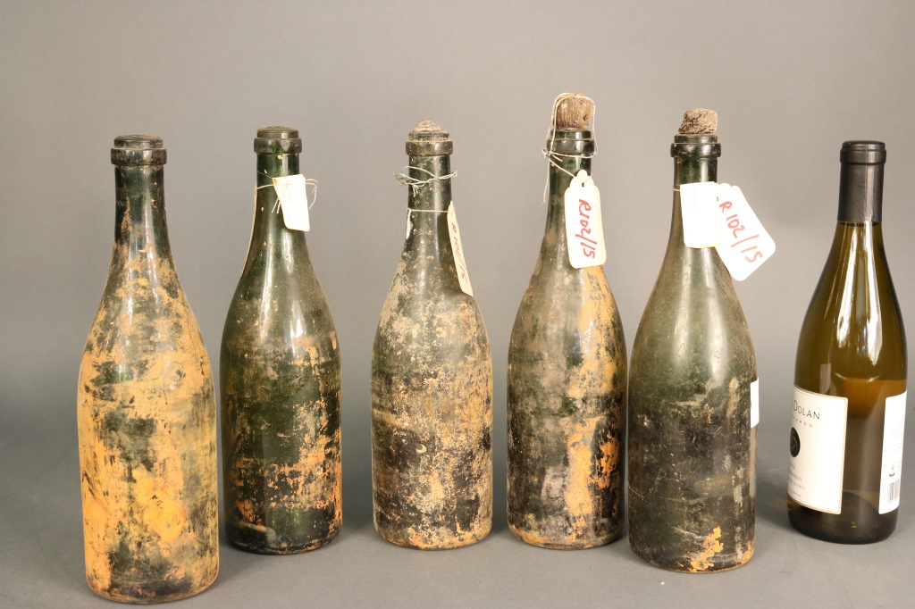 Lot of 5 bottles of Moet & Chandon from shipwreck 5 Moet & Chandon champagne bottles from the wreck - Image 2 of 2