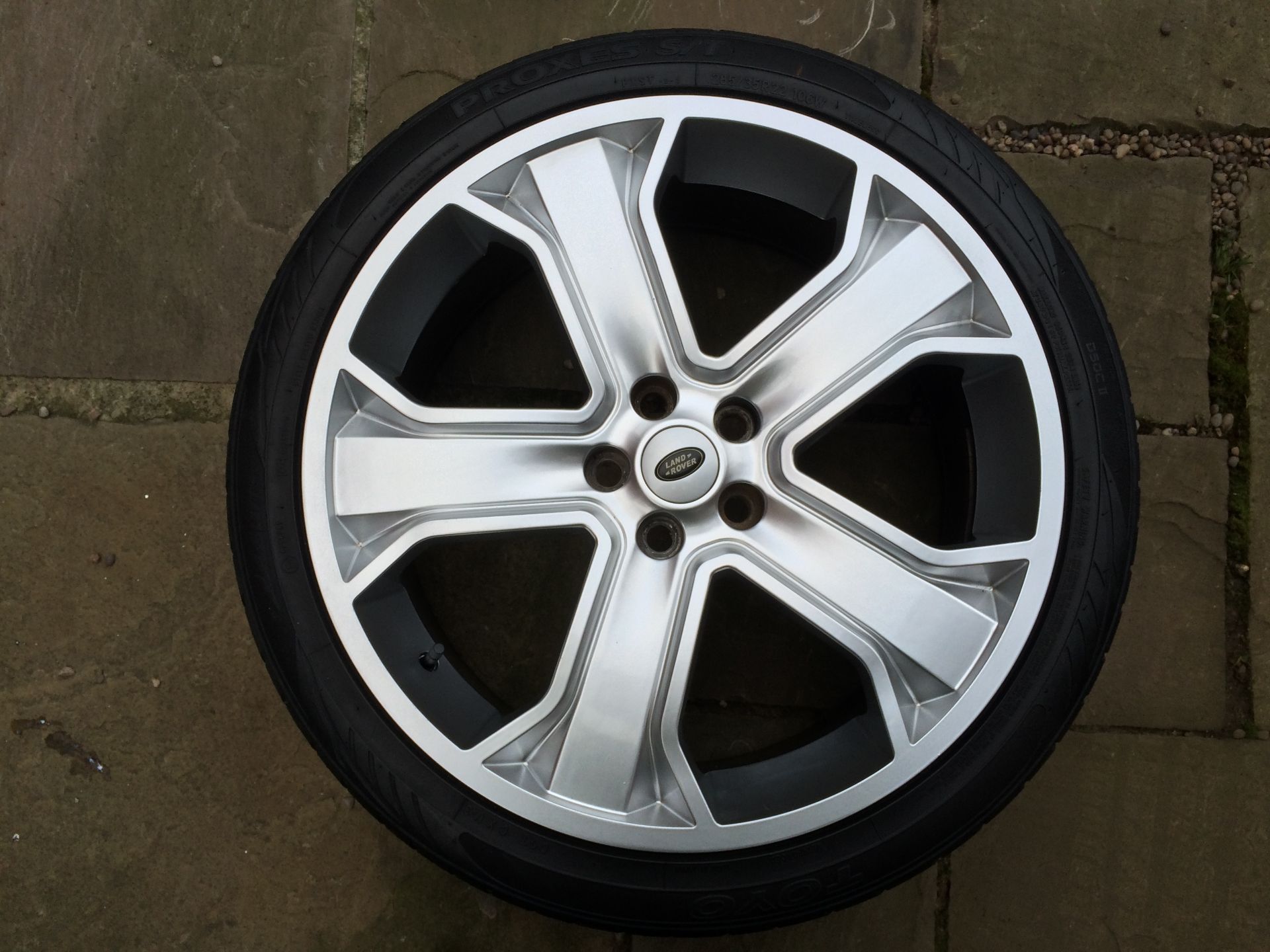 Non Genuine Land Rover, Iron Cross 22” alloy wheels, wrapped in Toyo Proxes S/T’s - Image 2 of 4