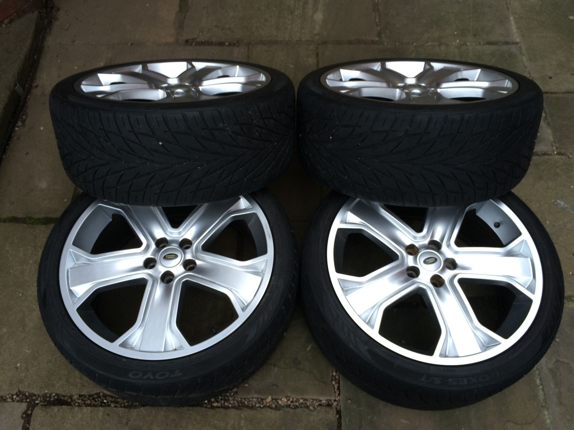 Non Genuine Land Rover, Iron Cross 22” alloy wheels, wrapped in Toyo Proxes S/T’s - Image 4 of 4