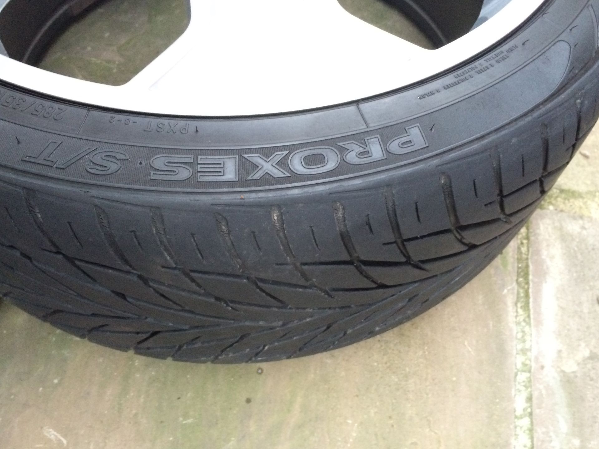 Non Genuine Land Rover, Iron Cross 22” alloy wheels, wrapped in Toyo Proxes S/T’s - Image 3 of 4