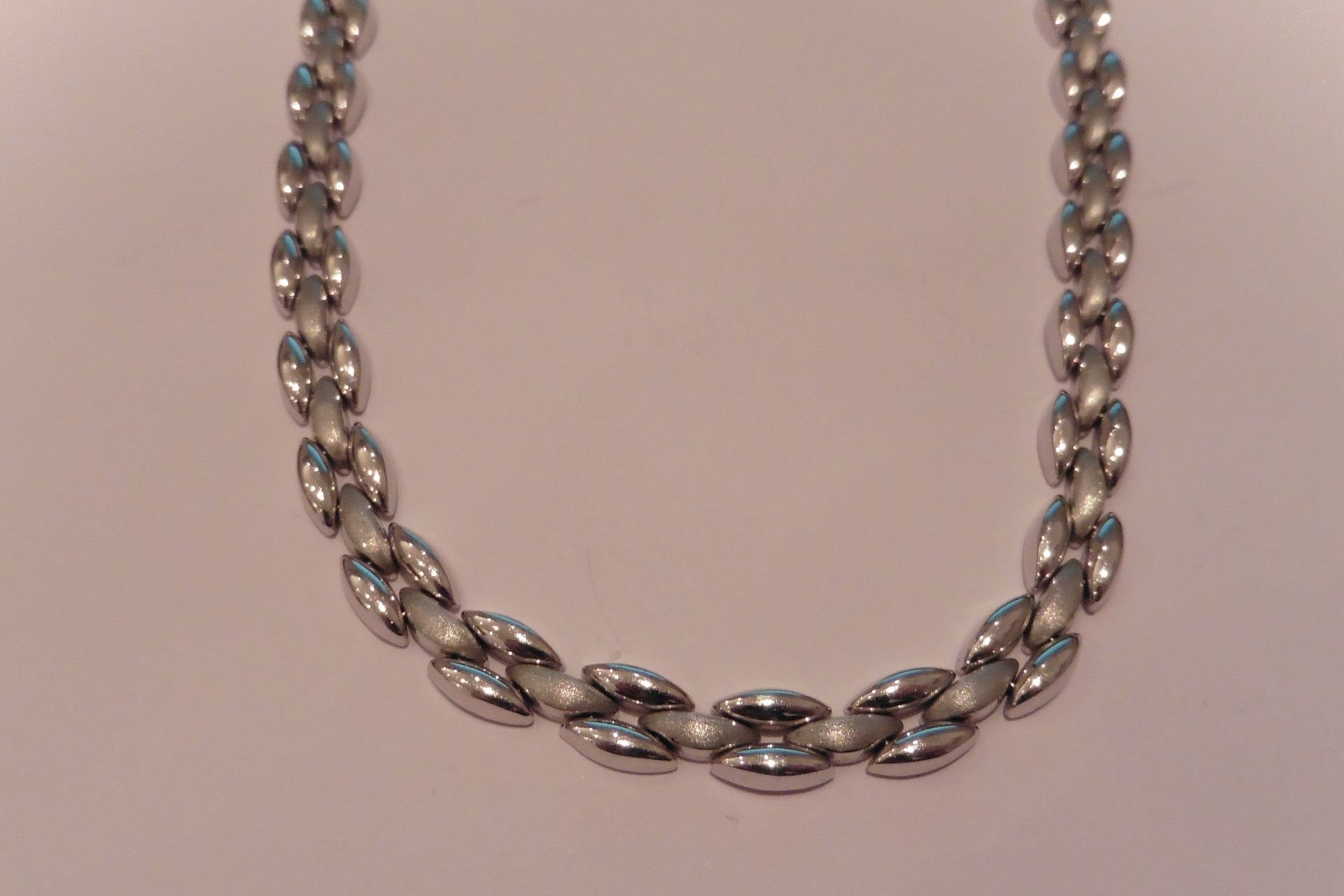 Pre-owned 9ct white gold chunky necklace.  16” in length, it is has a wheat pattern with the middle - Bild 2 aus 2