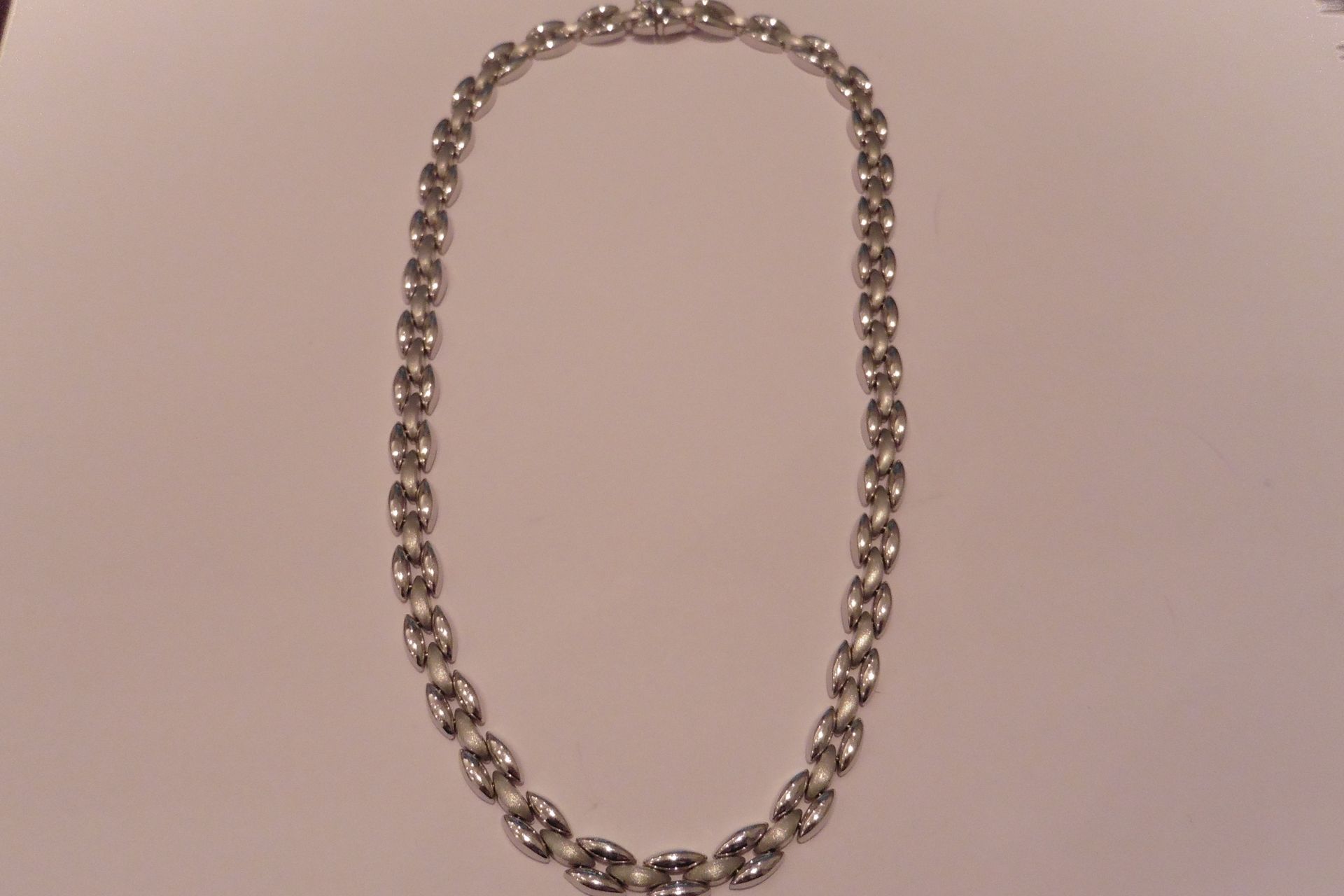 Pre-owned 9ct white gold chunky necklace.  16” in length, it is has a wheat pattern with the middle