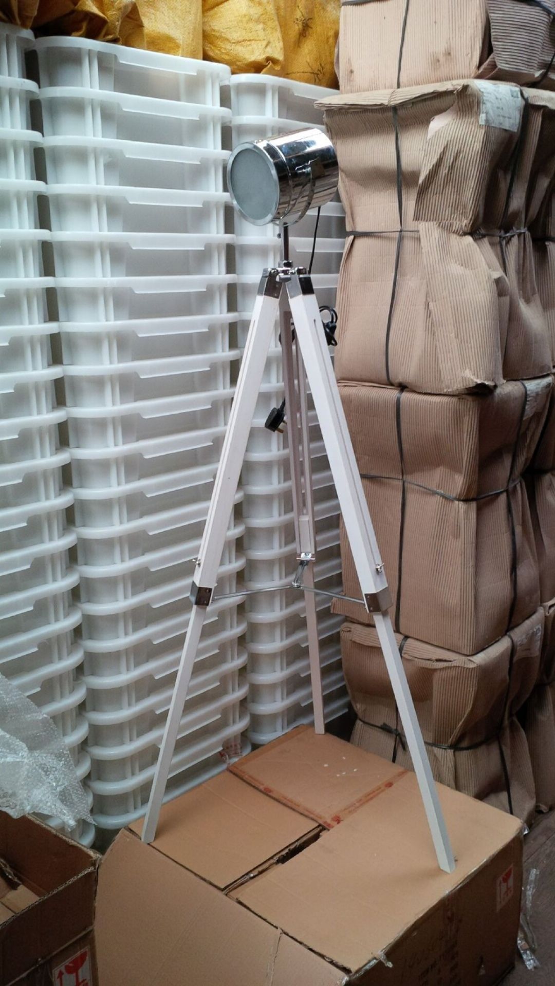 NEW BOXED LARGE WHITE INDUSTRIAL VINTAGE TRIPOD LIGHT WITH CHROME LAMP