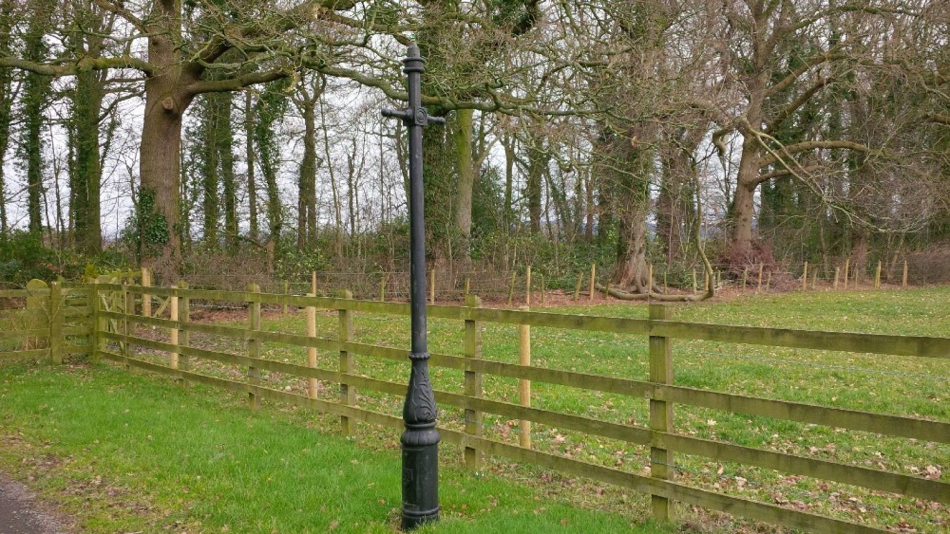 VICTORIAN STYLE CAST IRON LAMPOST WITH LADDER BAR APPROX 12FT