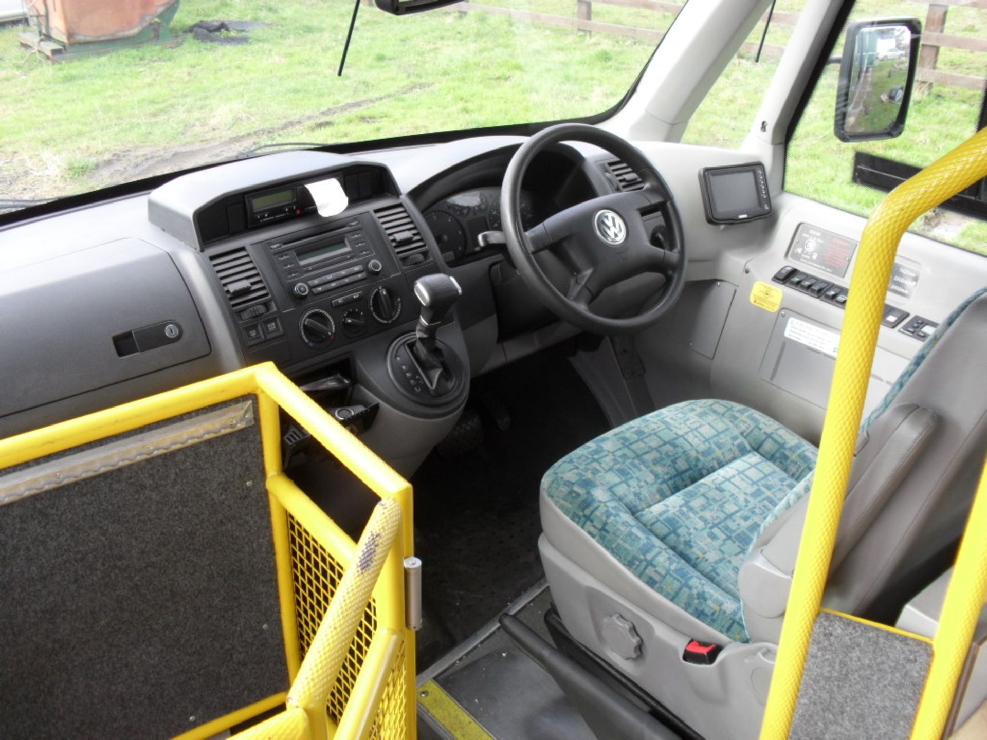 2007 VW Transporter based 12 seater mini bus with disabled access ramp. - Image 9 of 19