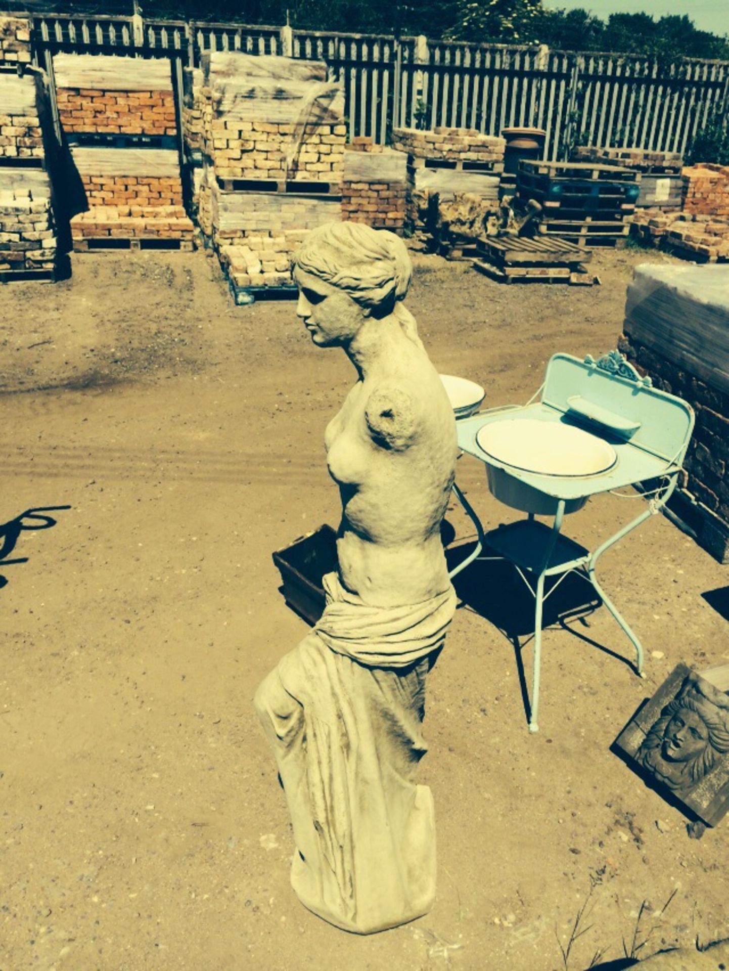 Beautiful Large Venus Statue made from reconstituted stone.  Height 152cm x Width 32cm x Length 40cm - Image 2 of 4