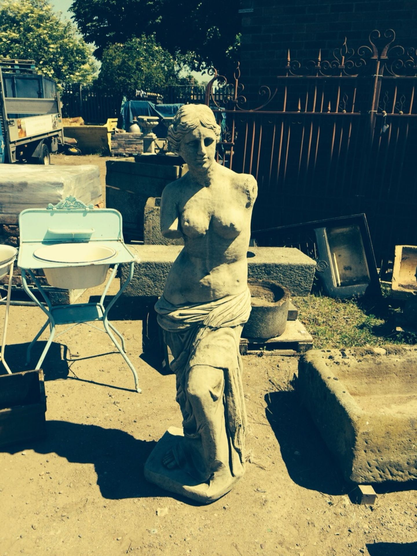 Beautiful Large Venus Statue made from reconstituted stone.  Height 152cm x Width 32cm x Length 40cm - Image 3 of 4