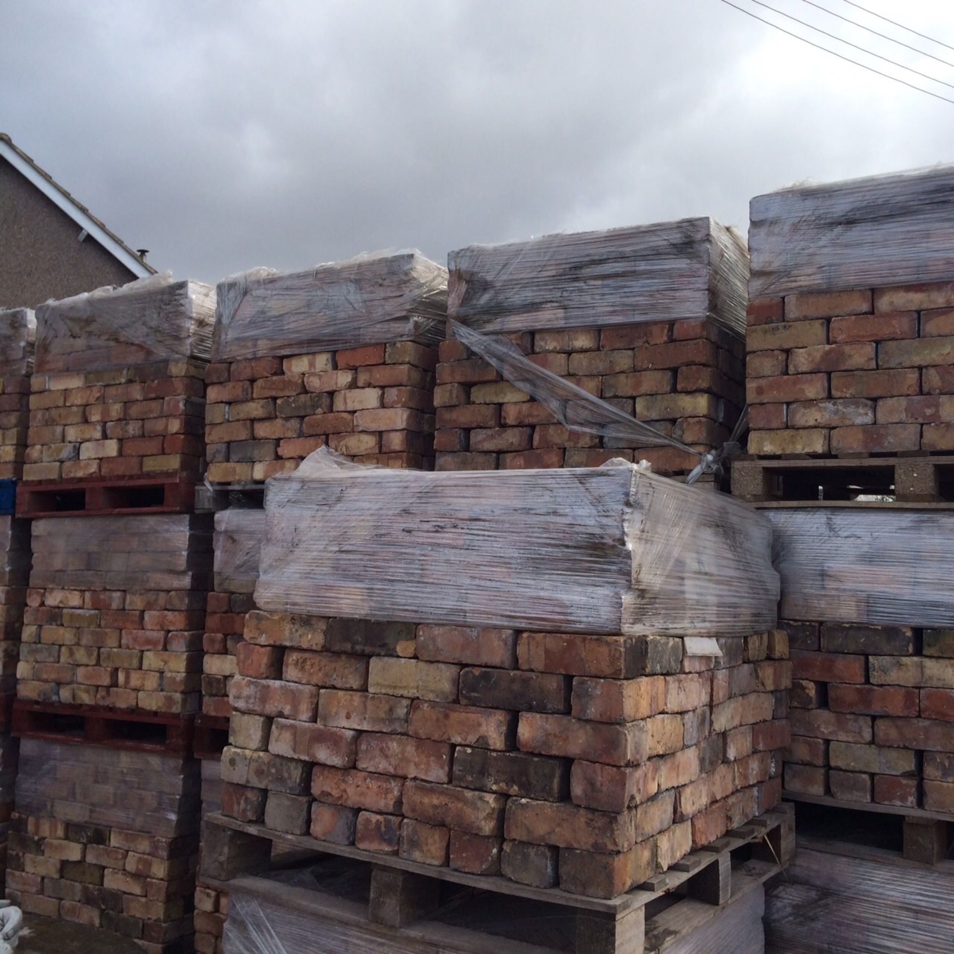 Job lot 18 packs 3 inch nominal hand made bricks, 416 per pallet total 7488 Bricks, good quality cle - Image 5 of 11