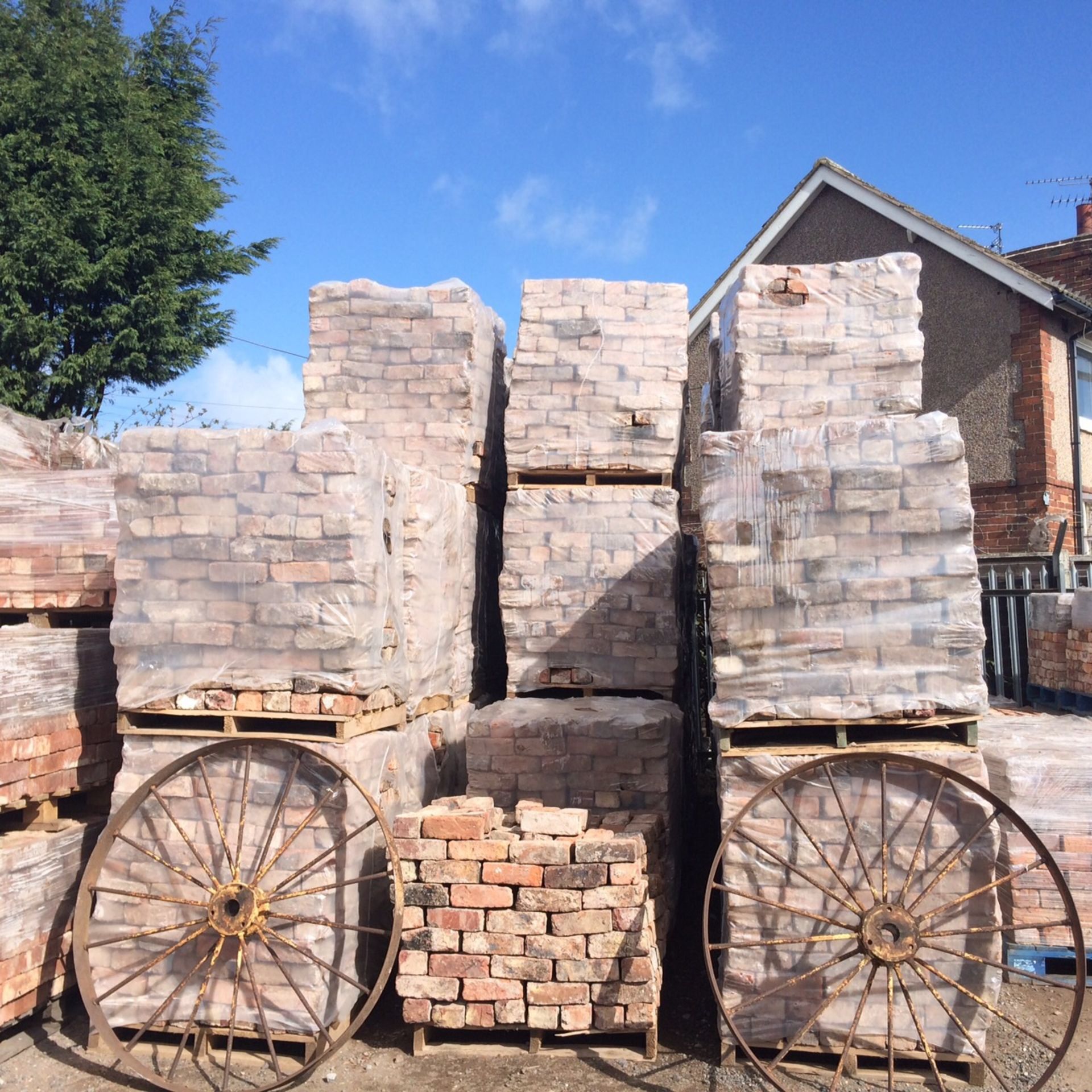 Job lot 18 packs 3 inch nominal hand made bricks, 416 per pallet total 7488 Bricks, good quality cle - Image 9 of 11