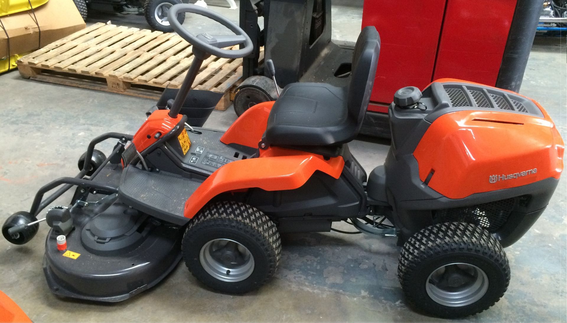 Husqvarna 42” Articulated Side Discharge Mower, Hydrostatic, 500cc 11KW Motor - Image 2 of 4