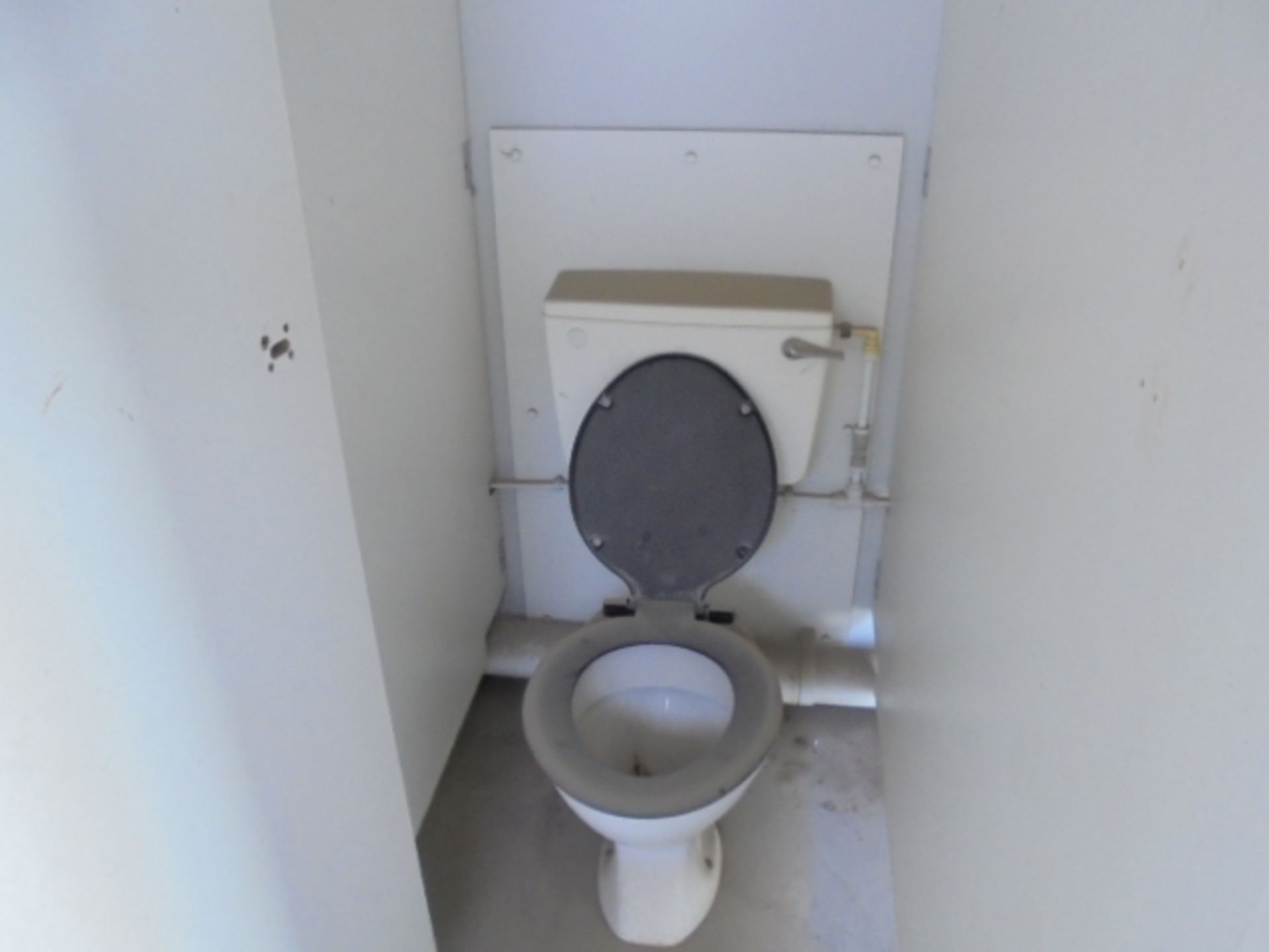 E41112 16ft x 9ft Standard Jack Leg Toilet Block - Image 6 of 12