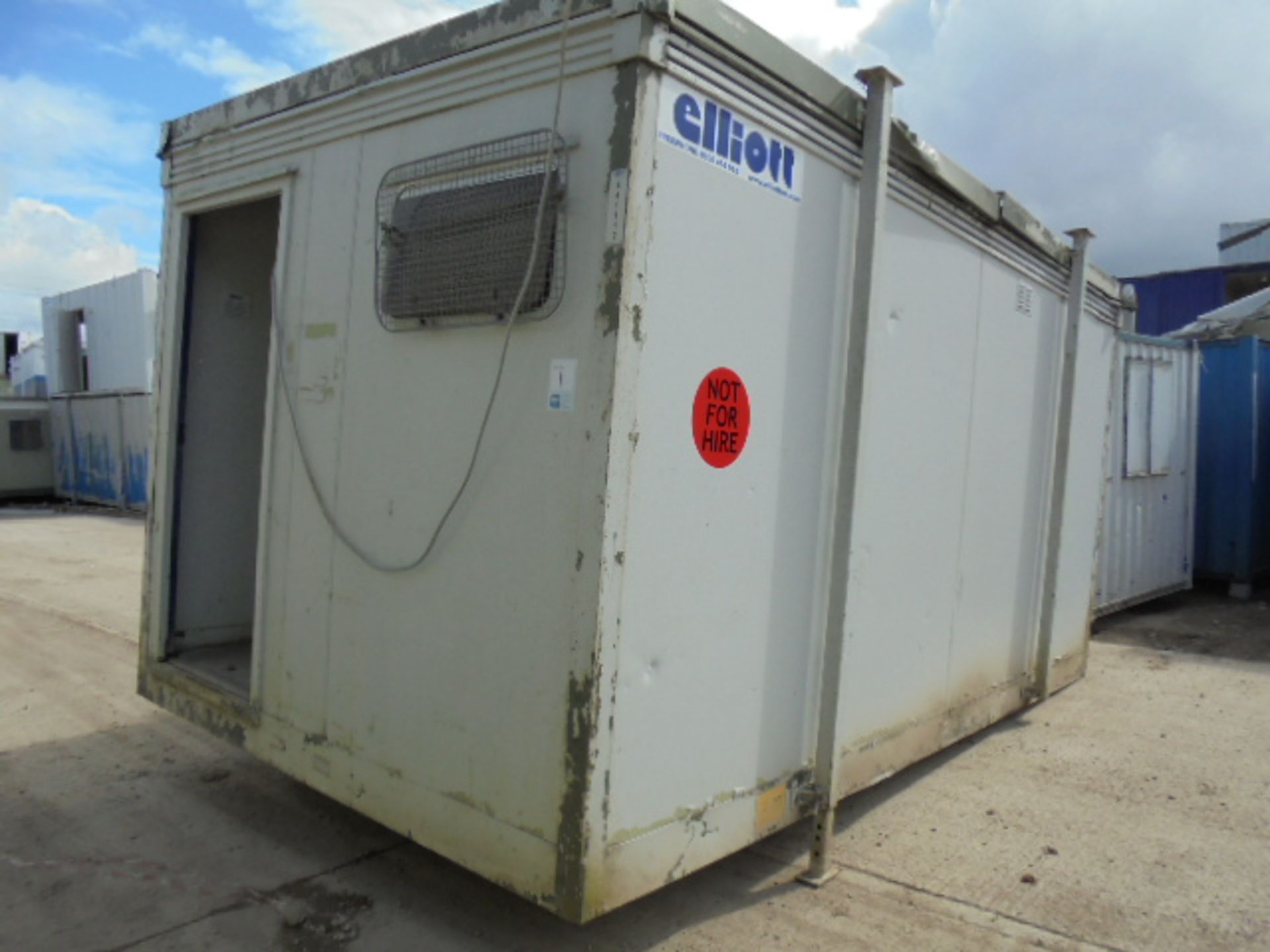 E41112 16ft x 9ft Standard Jack Leg Toilet Block