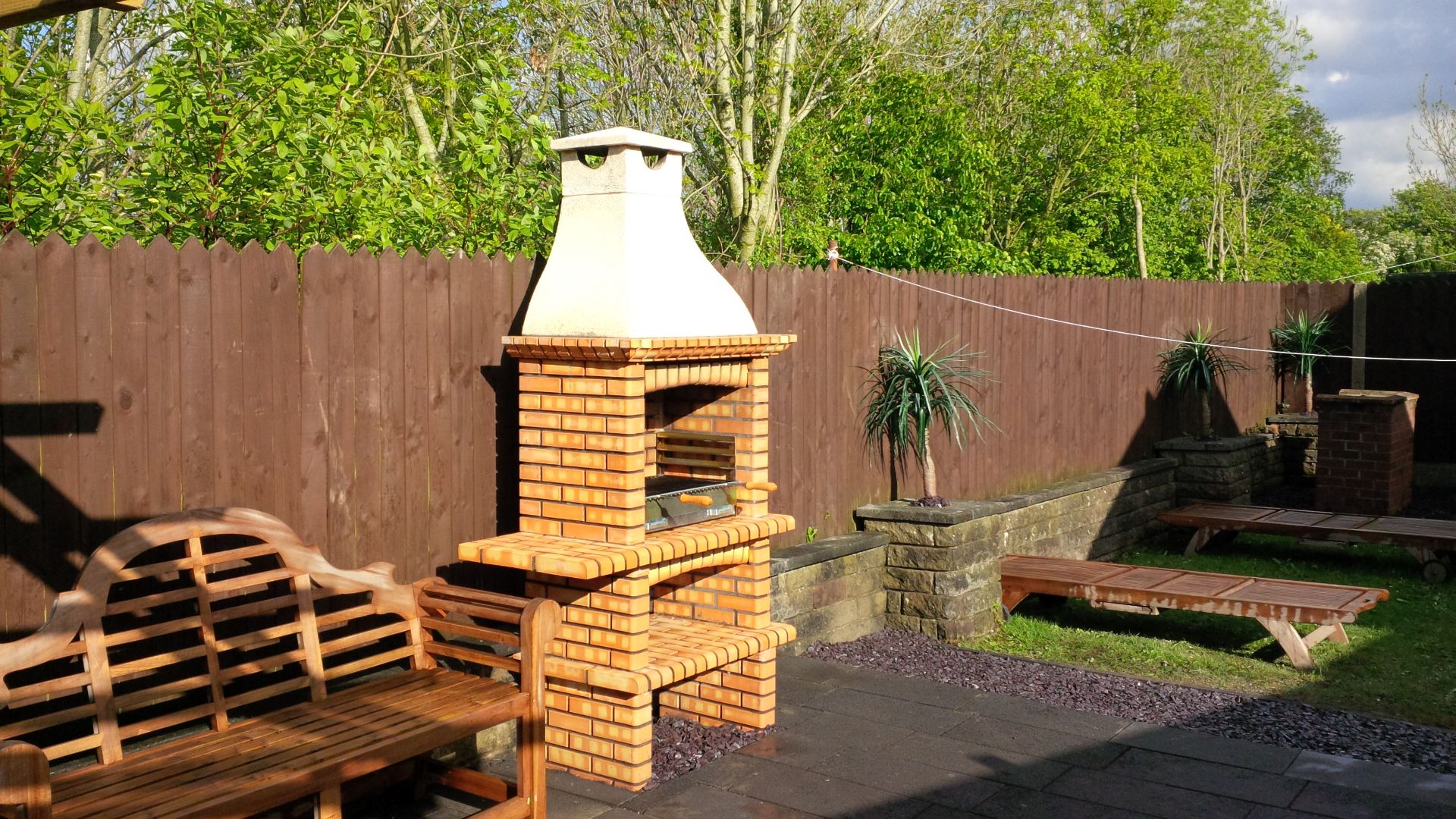 NEW High Quality Palleted outdoor Brick BBQ and chimney with PROFESSIONAL GALV FIRE TRAY AND RACK - Image 4 of 6