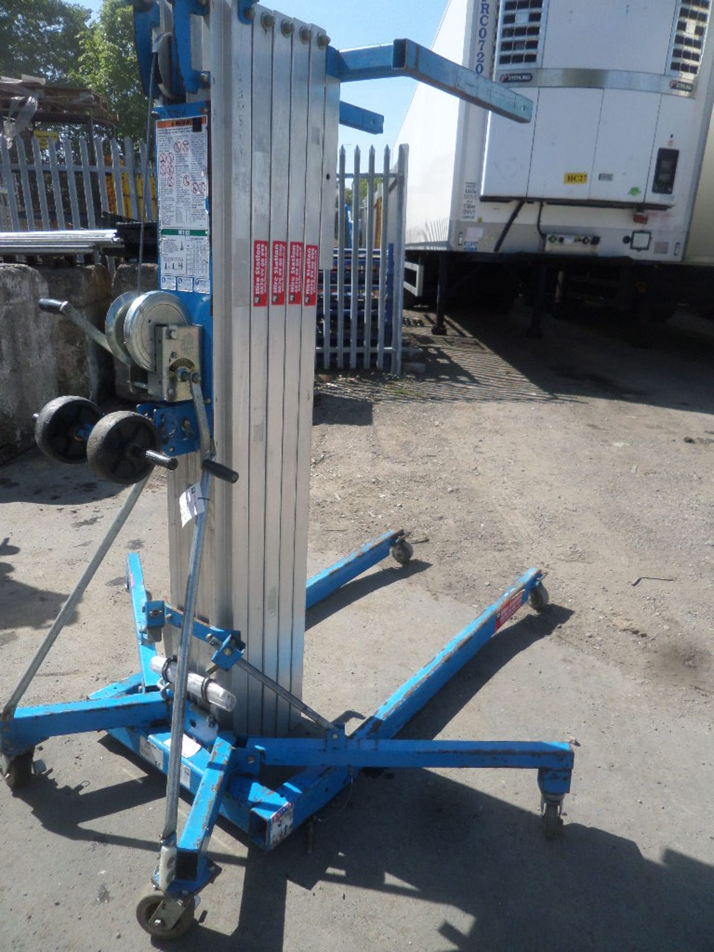 GENIE SUPERLIFT ADVANTAGE SLA 25 {027279} 295KG LIFTER STACKER - MANUAL Max load it can carry is 295 - Image 4 of 5