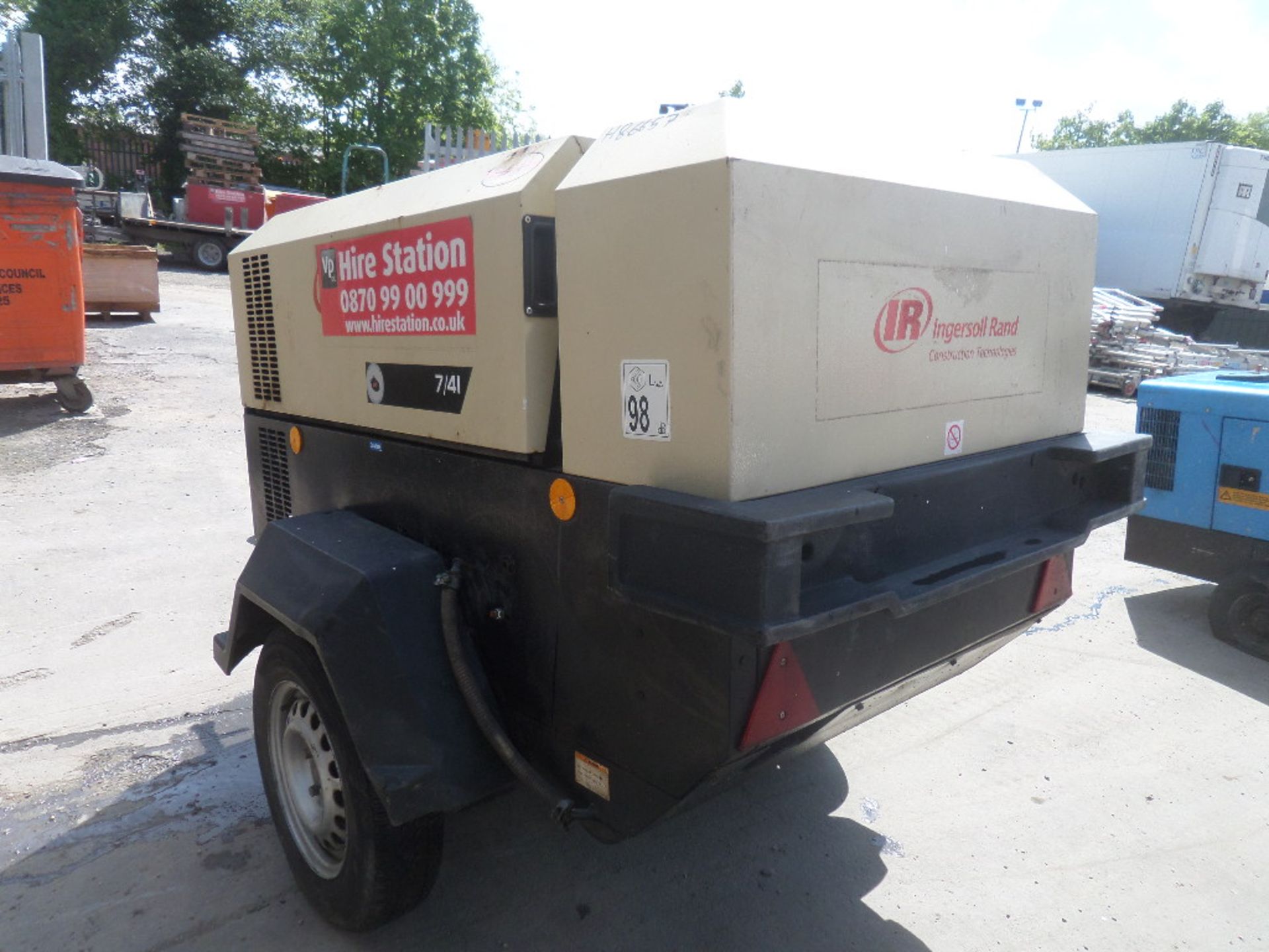 DOOSAN/INGERSOLL RAND 7/41 {028273} TOWABLE TWIN TOOL DIESEL COMPRESSOR 4 cylinder diesel engine - 7 - Image 3 of 7