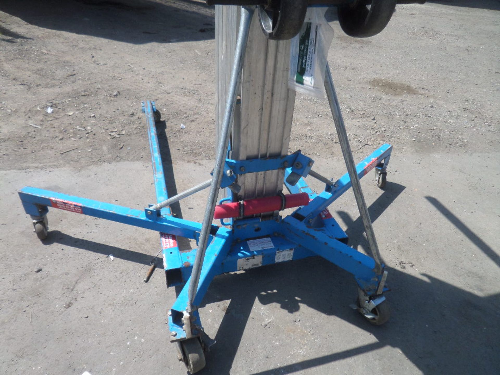 GENIE SUPERLIFT ADVANTAGE SLA 25 {027280} 295KG LIFTER STACKER - MANUAL Max load it can carry is 295 - Image 2 of 4