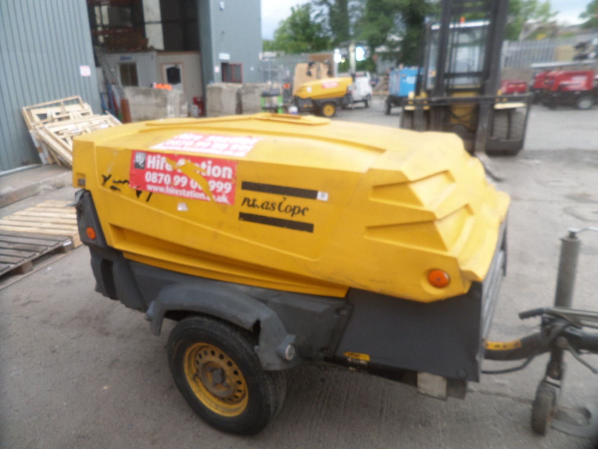 ATLAS COPCO XAS 67 {028271} TOWABLE TWIN TOOL DIESEL COMPRESSOR Has a trailer eye fitted and legal t - Image 3 of 8