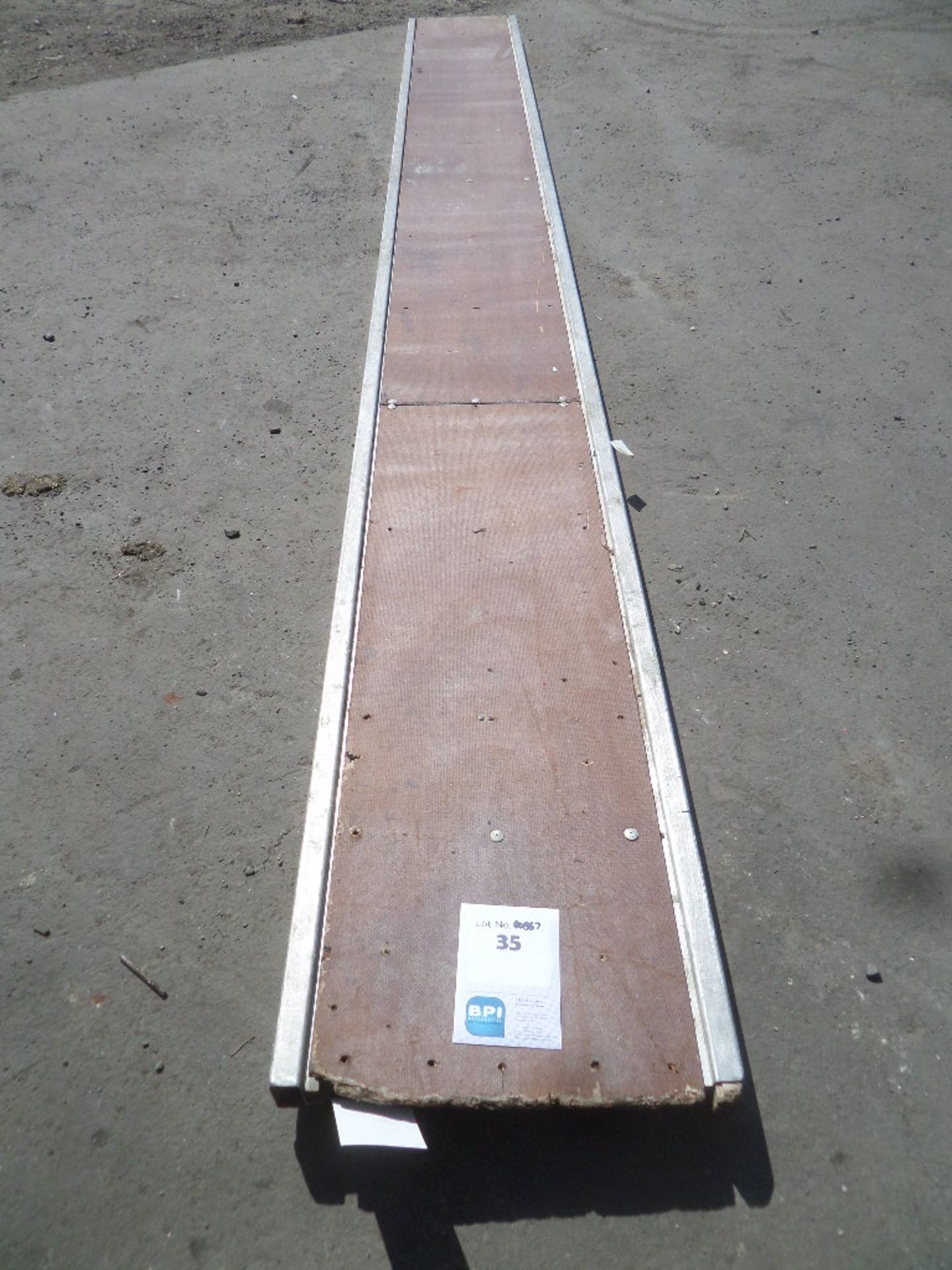 UNKNOWN  {027557} LIGHTWEIGHT ALUMINUM  STAGING 5.4M 450mm wide and appears ok just a loose board on