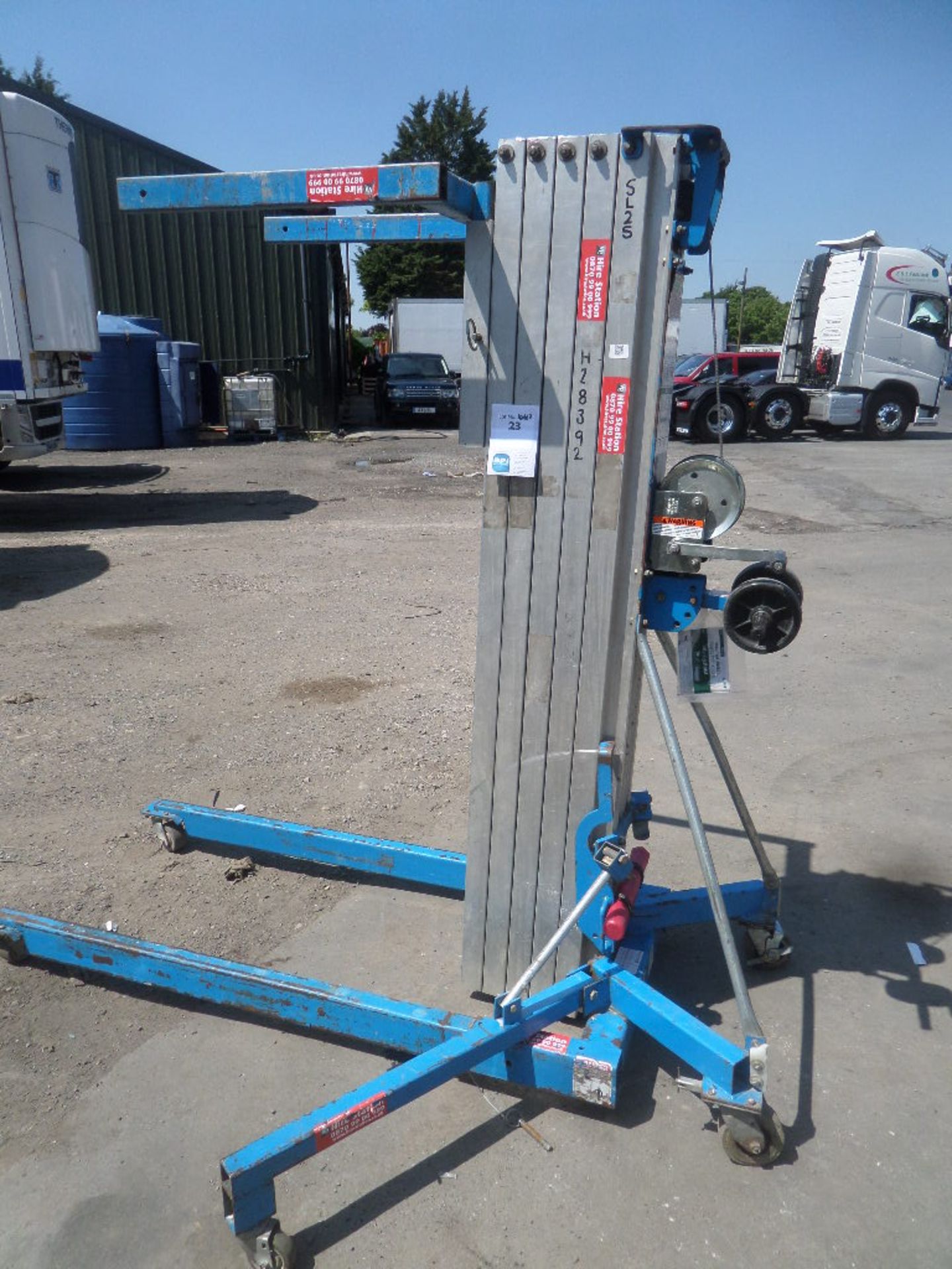 GENIE SUPERLIFT ADVANTAGE SLA 25 {027280} 295KG LIFTER STACKER - MANUAL Max load it can carry is 295